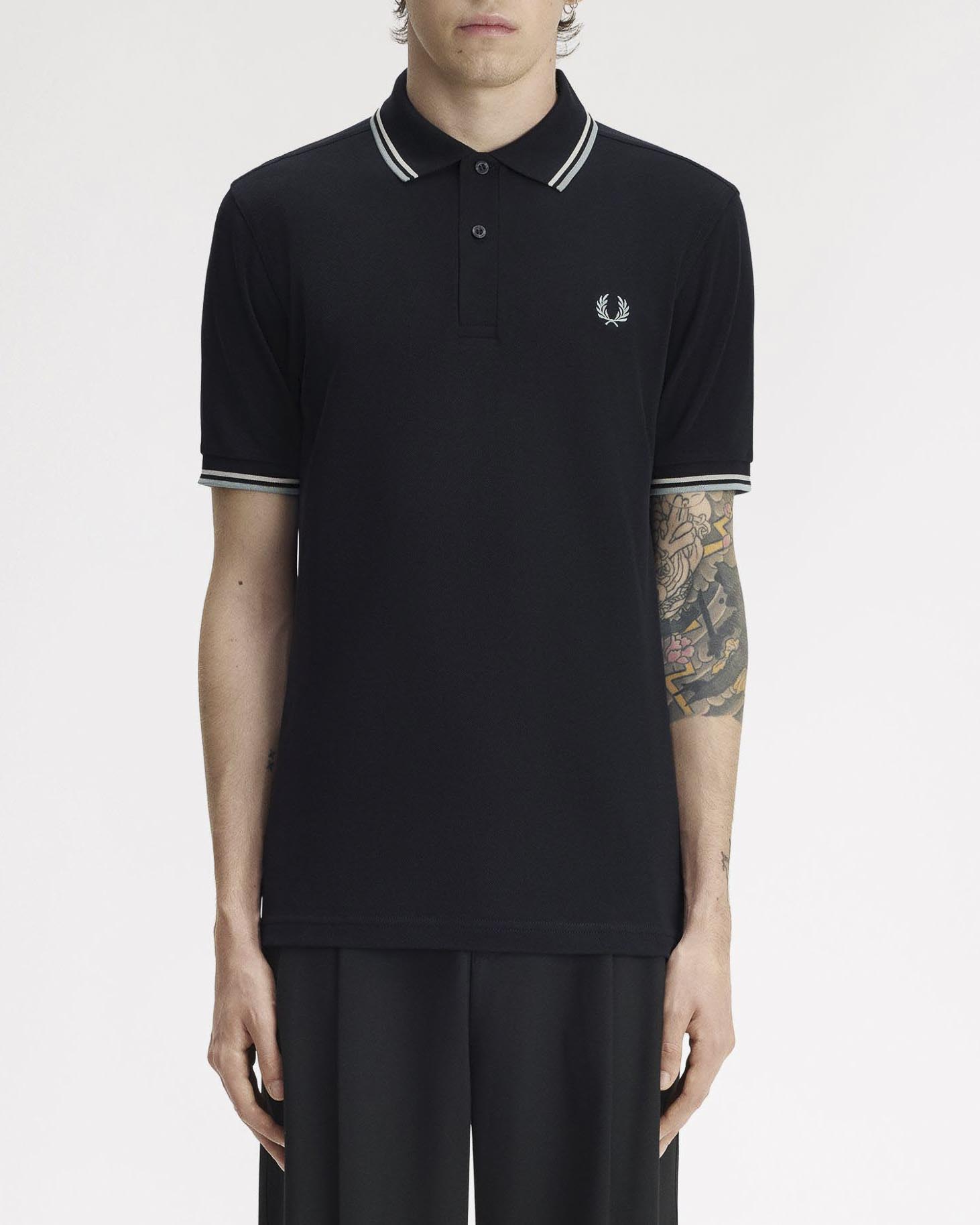 Polo blu mezza manica Fred Perry con bordino bianco e azzurro