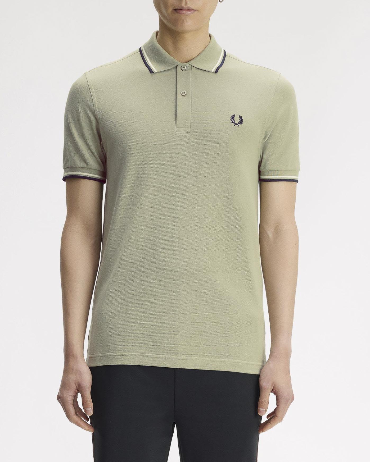 Polo salvia mezza manica Fred Perry con bordino bianco e blu
