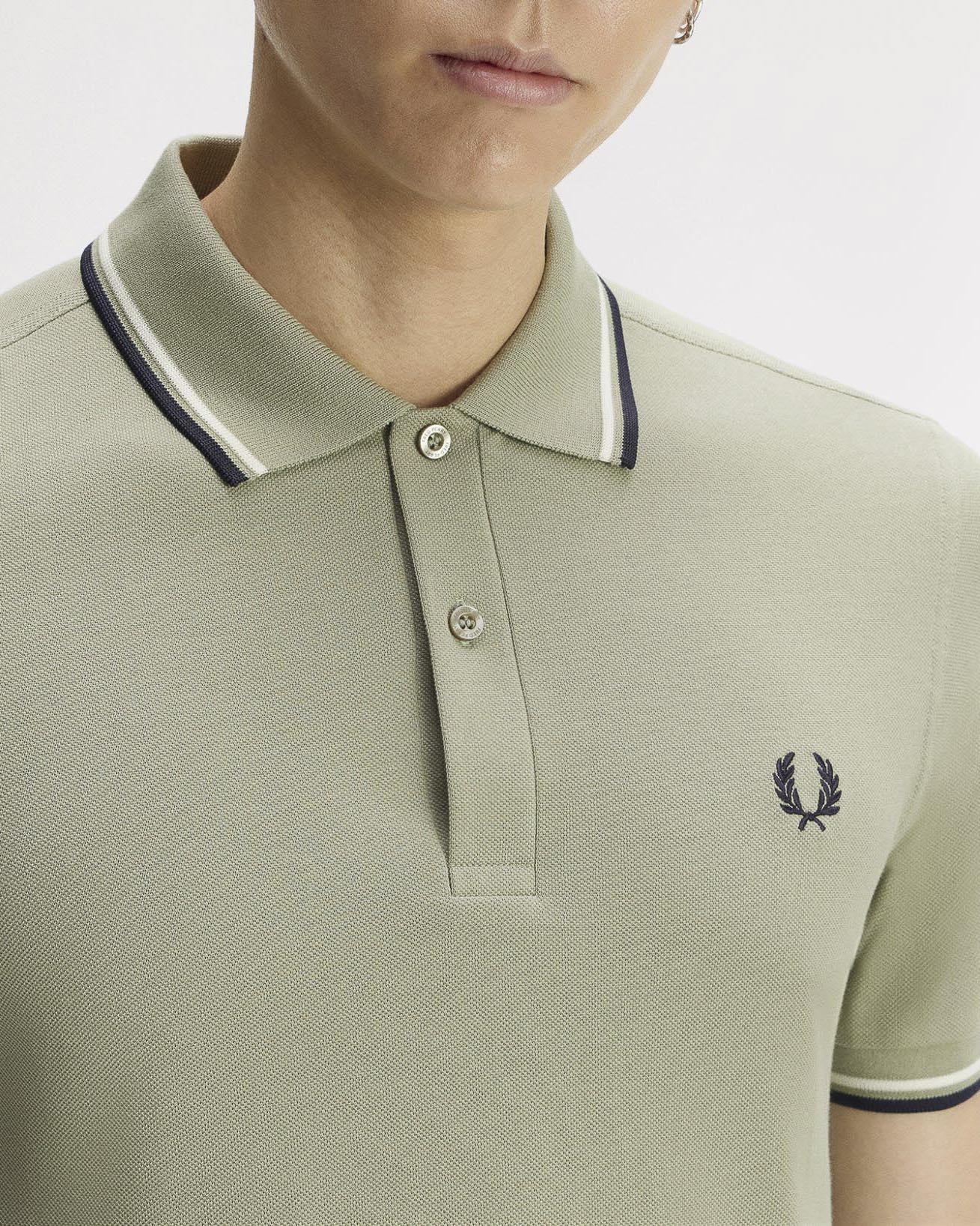 Polo salvia mezza manica Fred Perry con bordino bianco e blu image