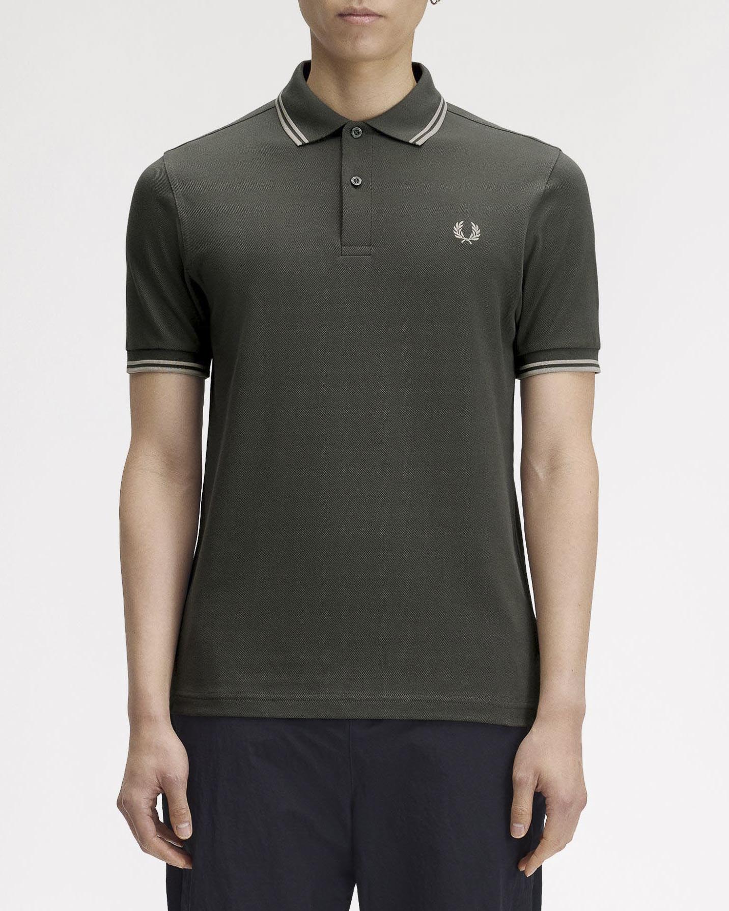 Polo verde militare mezza manica Fred Perry con bordino salvia