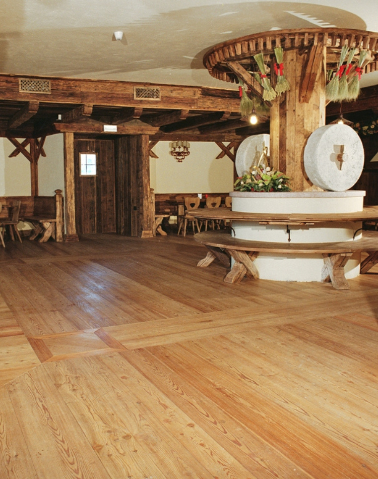 taverna con pavimenti in legno larice