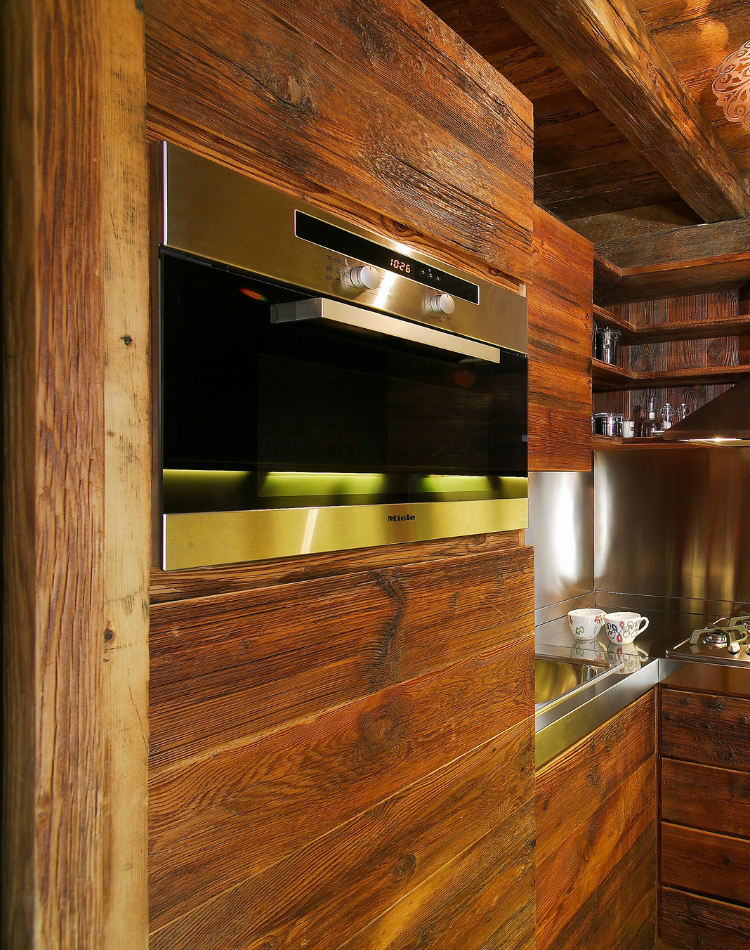 cucina con mobili su misura in legno larice