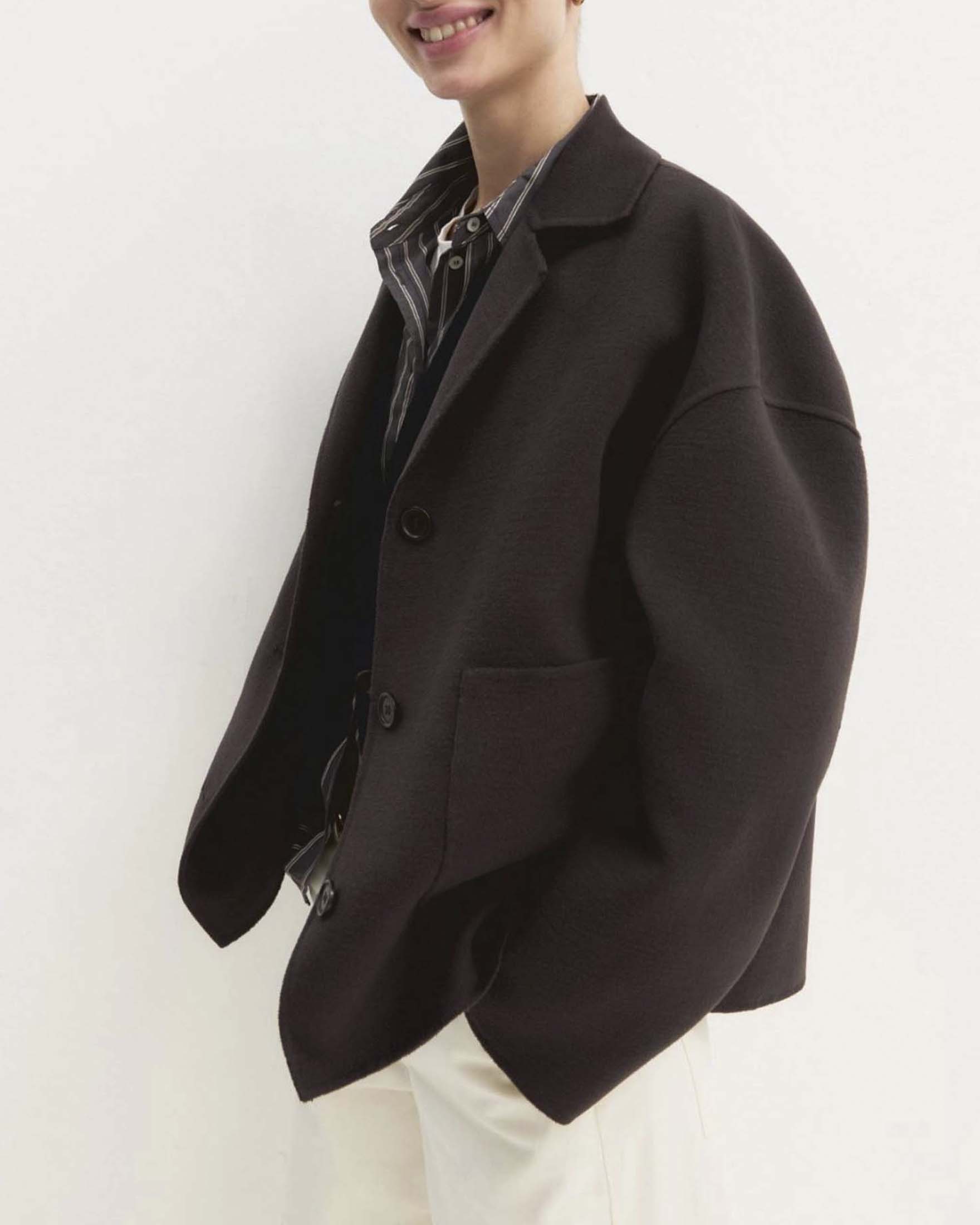 Giacca monopetto svasata Emme Marella marrone in double stretch con spalla scesa e tasche applicate