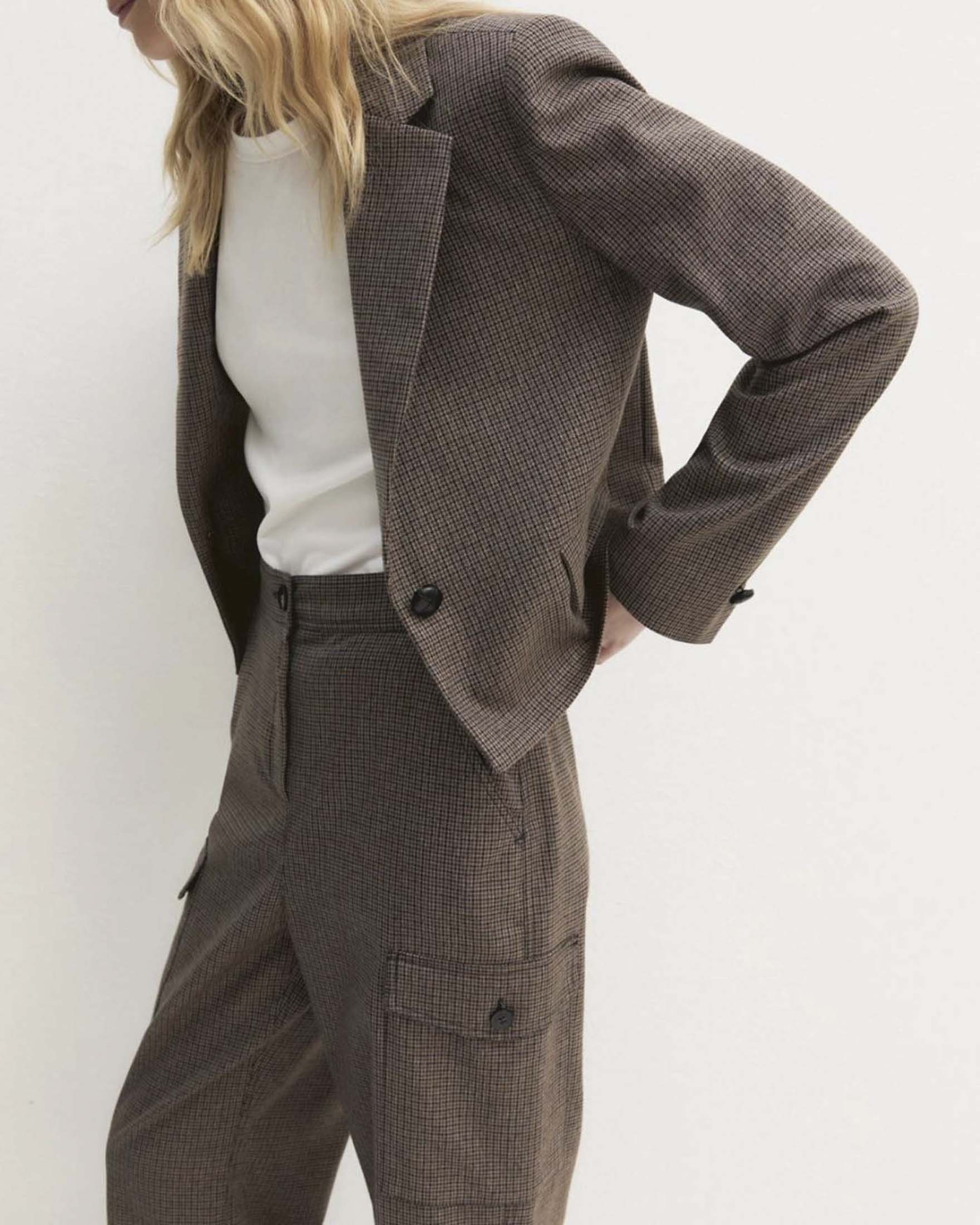 Giacca crop Emme Marella color noce in tessuto stretch con rever e tasche con patta