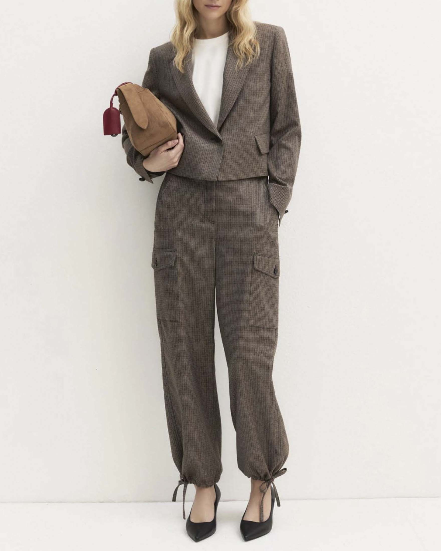 Giacca crop Emme Marella color noce in tessuto stretch con rever e tasche con patta image