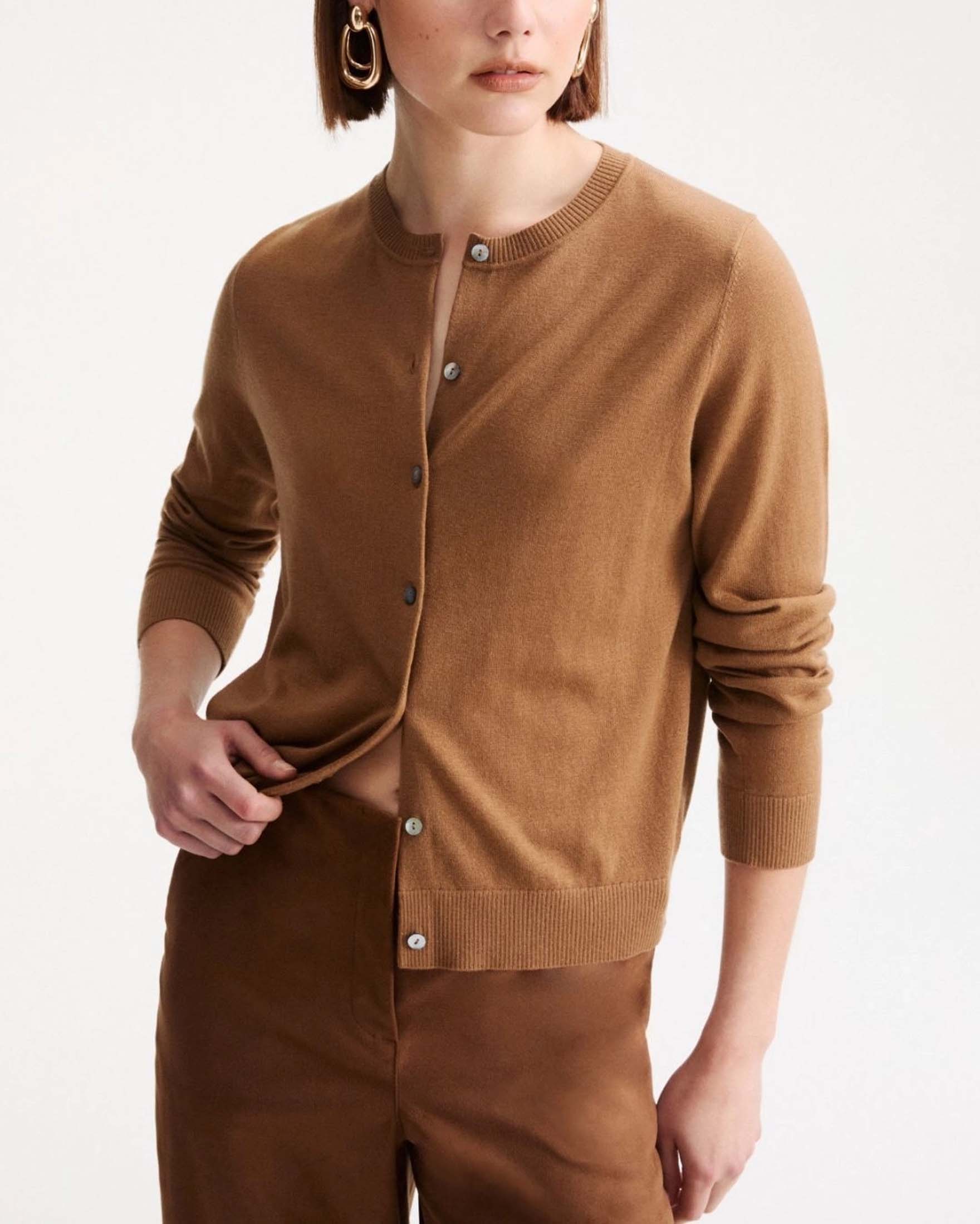 Cardigan Marella marrone in lana merino extrafine con scollo a giro e bordi a costine