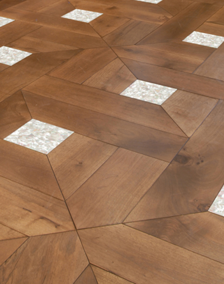 Pavimento in legno noce e madreperla