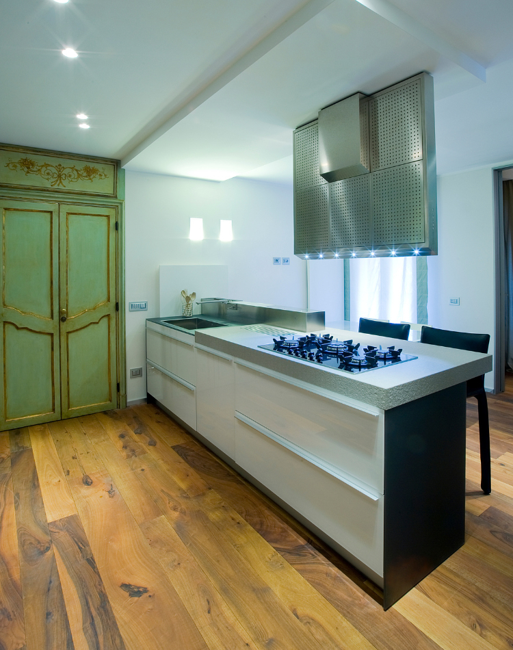 parquet in legno noce in cucina