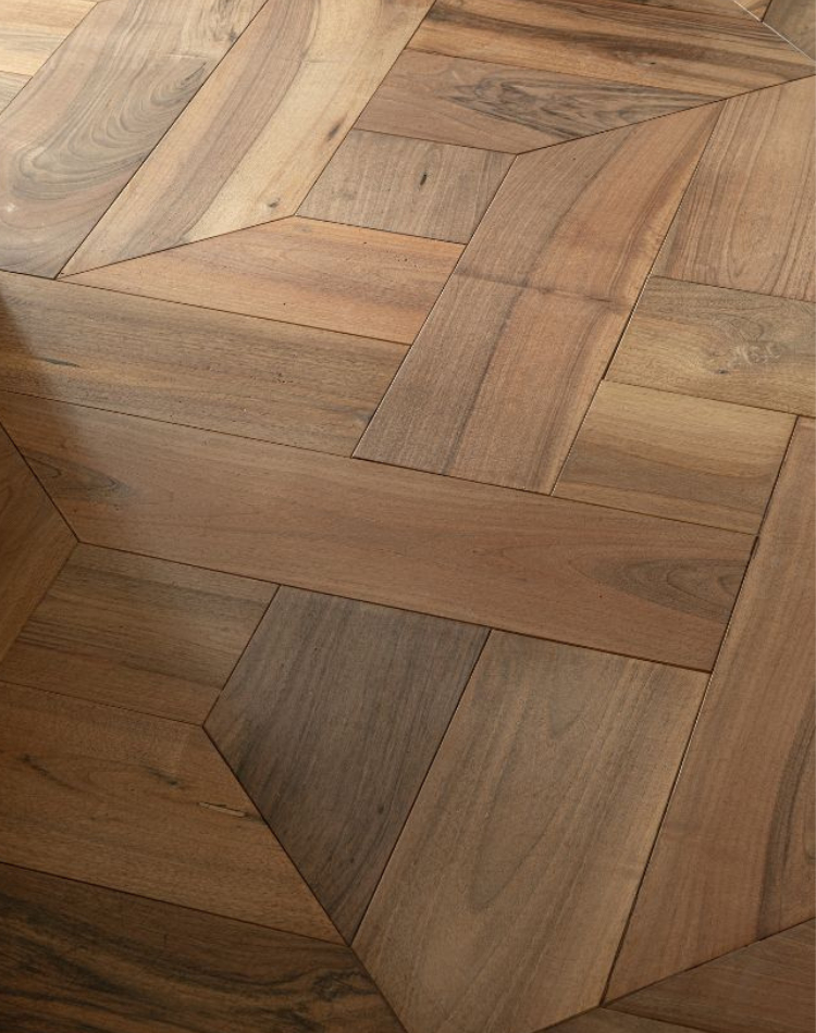 Pavimento in legno noce con posa a disegno