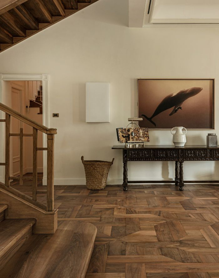 scala interna e pavimenti in legno di noce antico