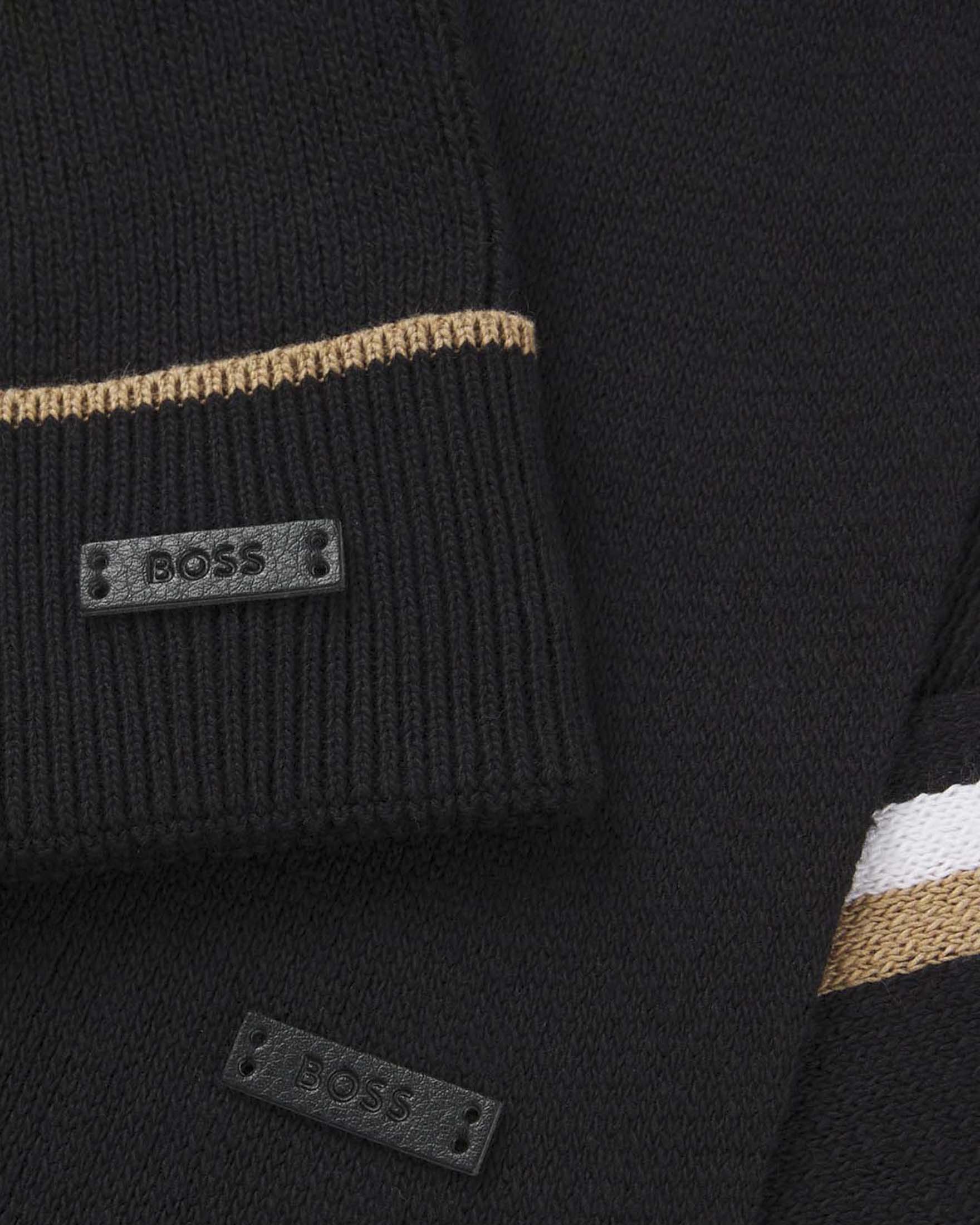 Set berretto e sciarpa Boss nero in misto cotone con patch logo in pelle image