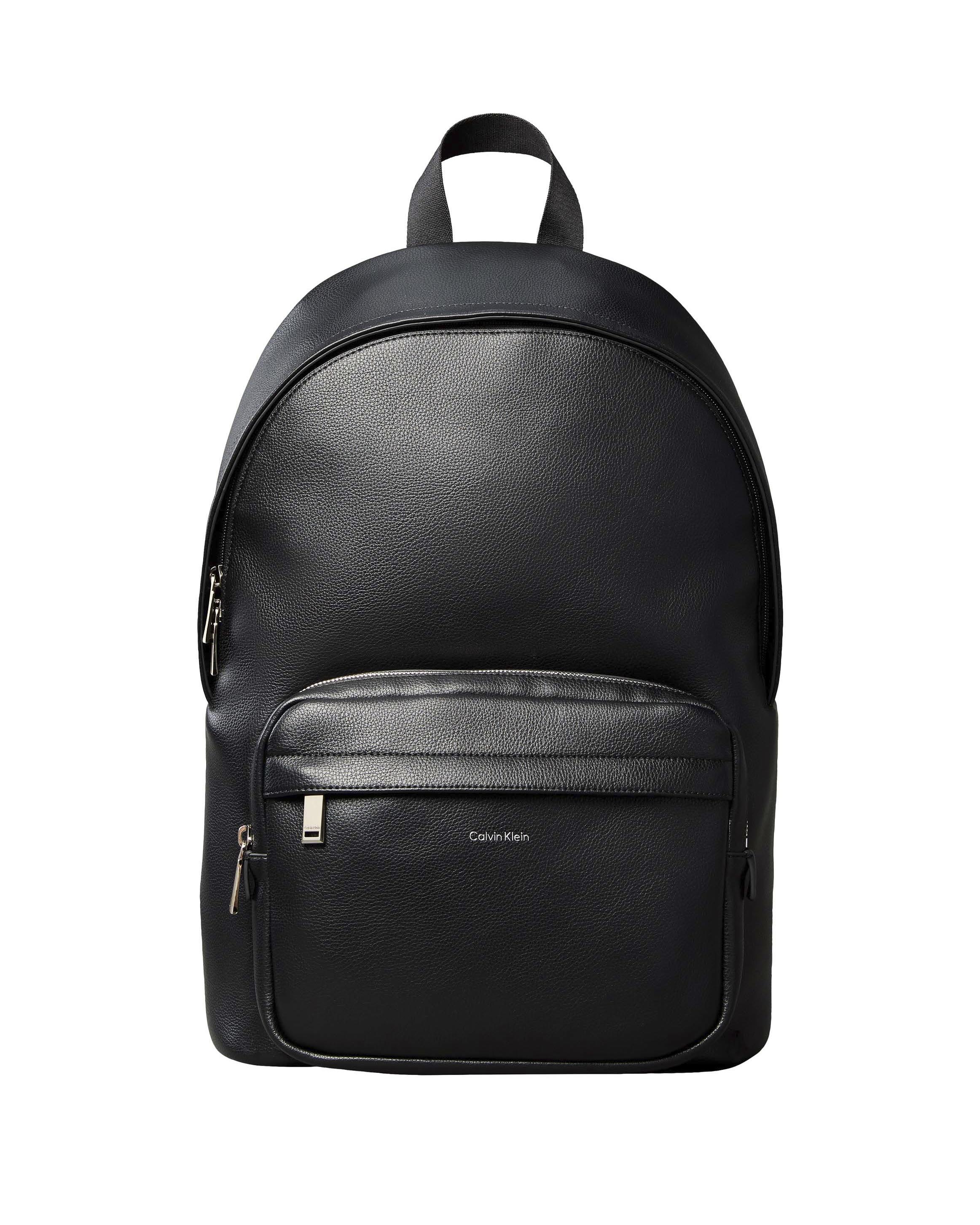 Zaino Calvin Klein nero in similpelle martellata con logo metallico