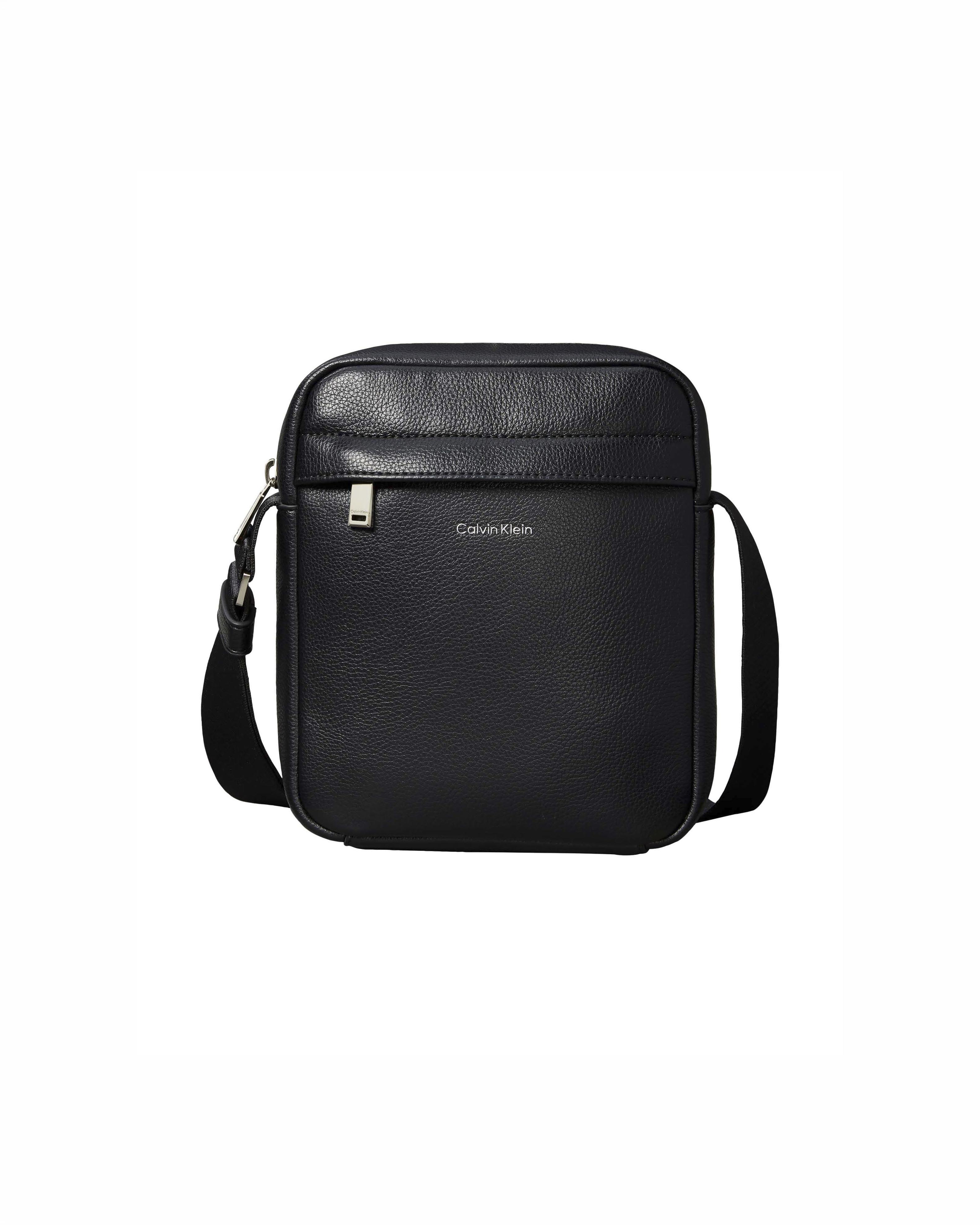 Borsa a tracolla Calvin Klein nera in similpelle martellata con logo metallico