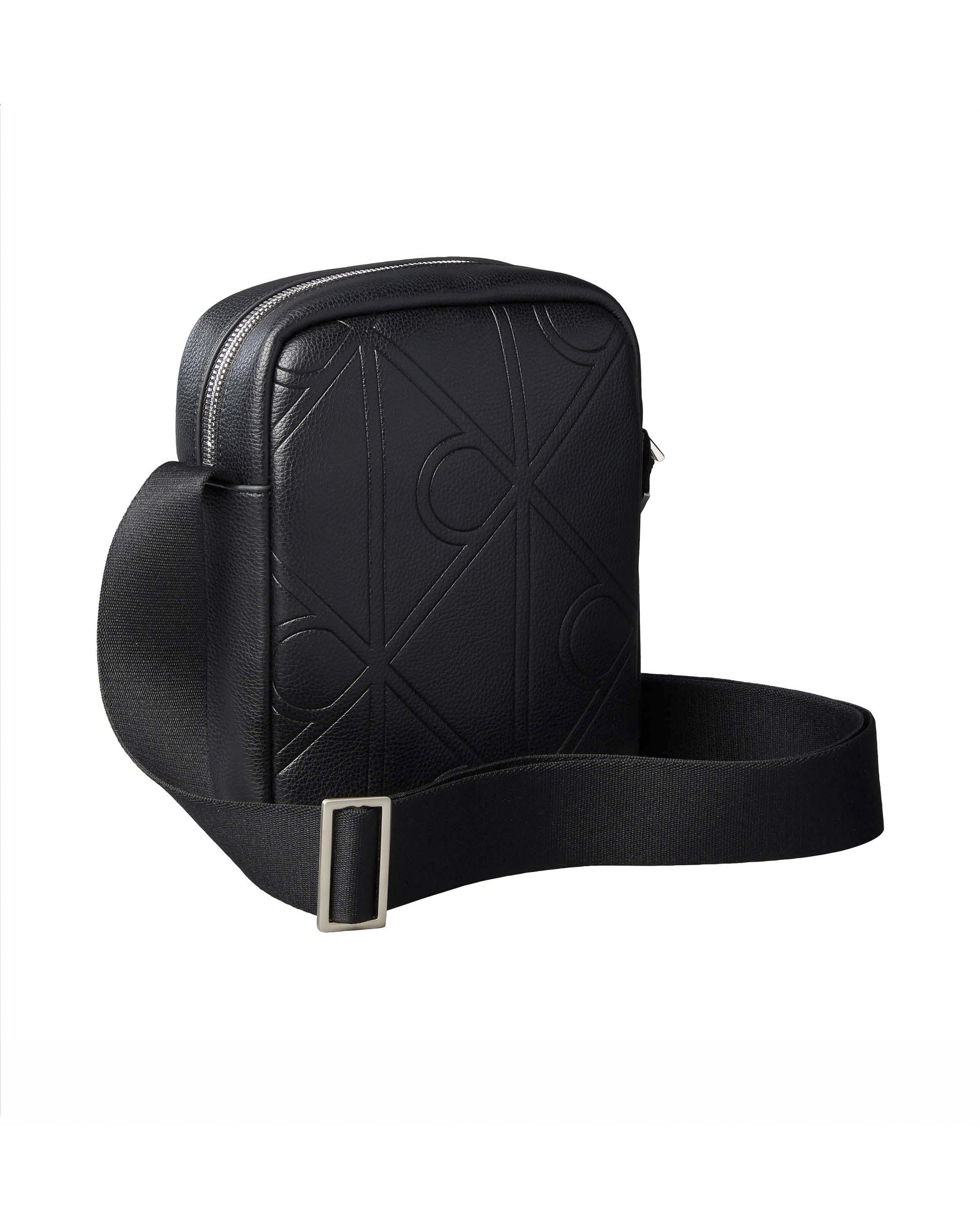 Borsa a tracolla Calvin Klein nera in similpelle con logo in rilievo image