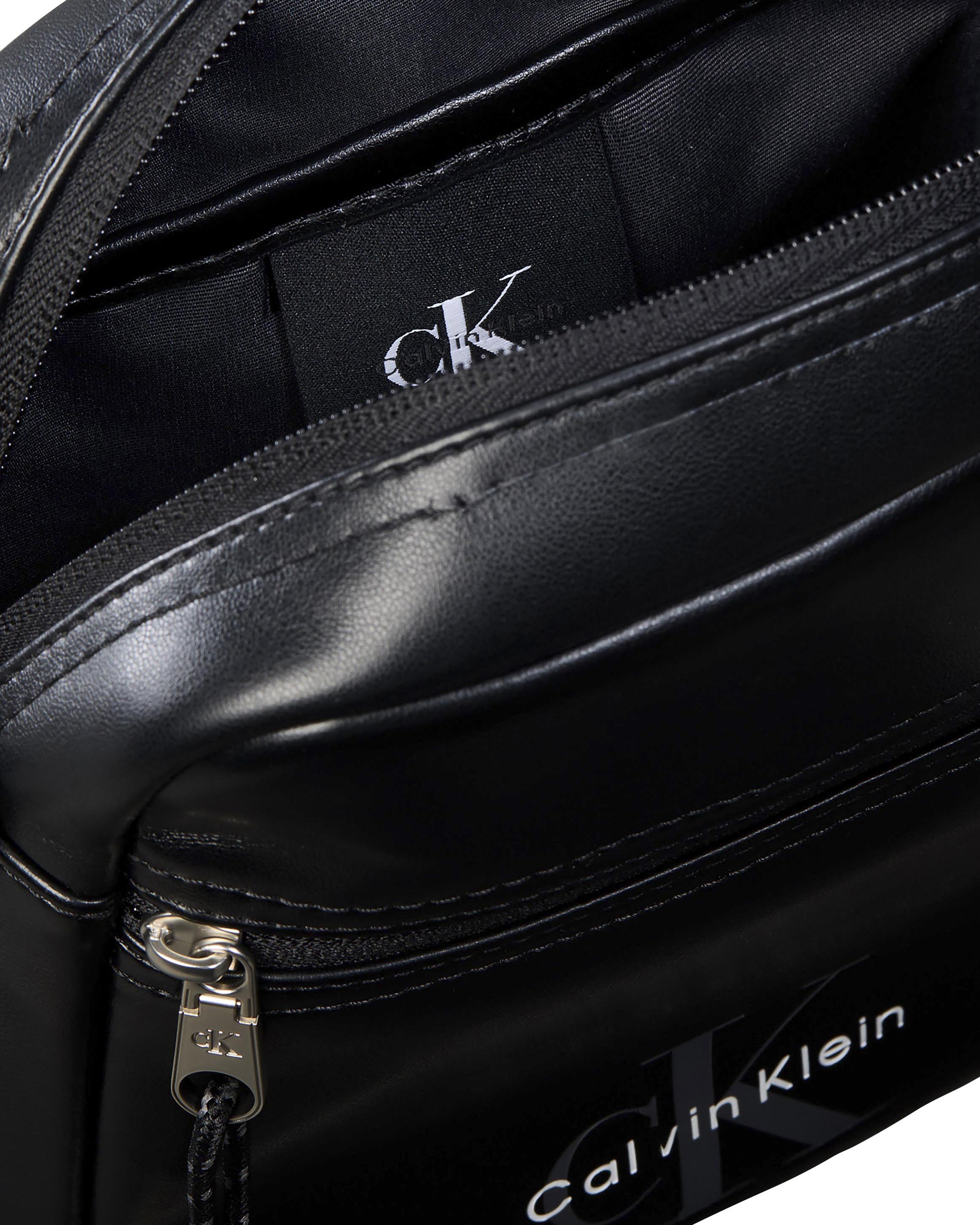 Borsa a tracolla Calvin Klein nera in similpelle con logo applicato image