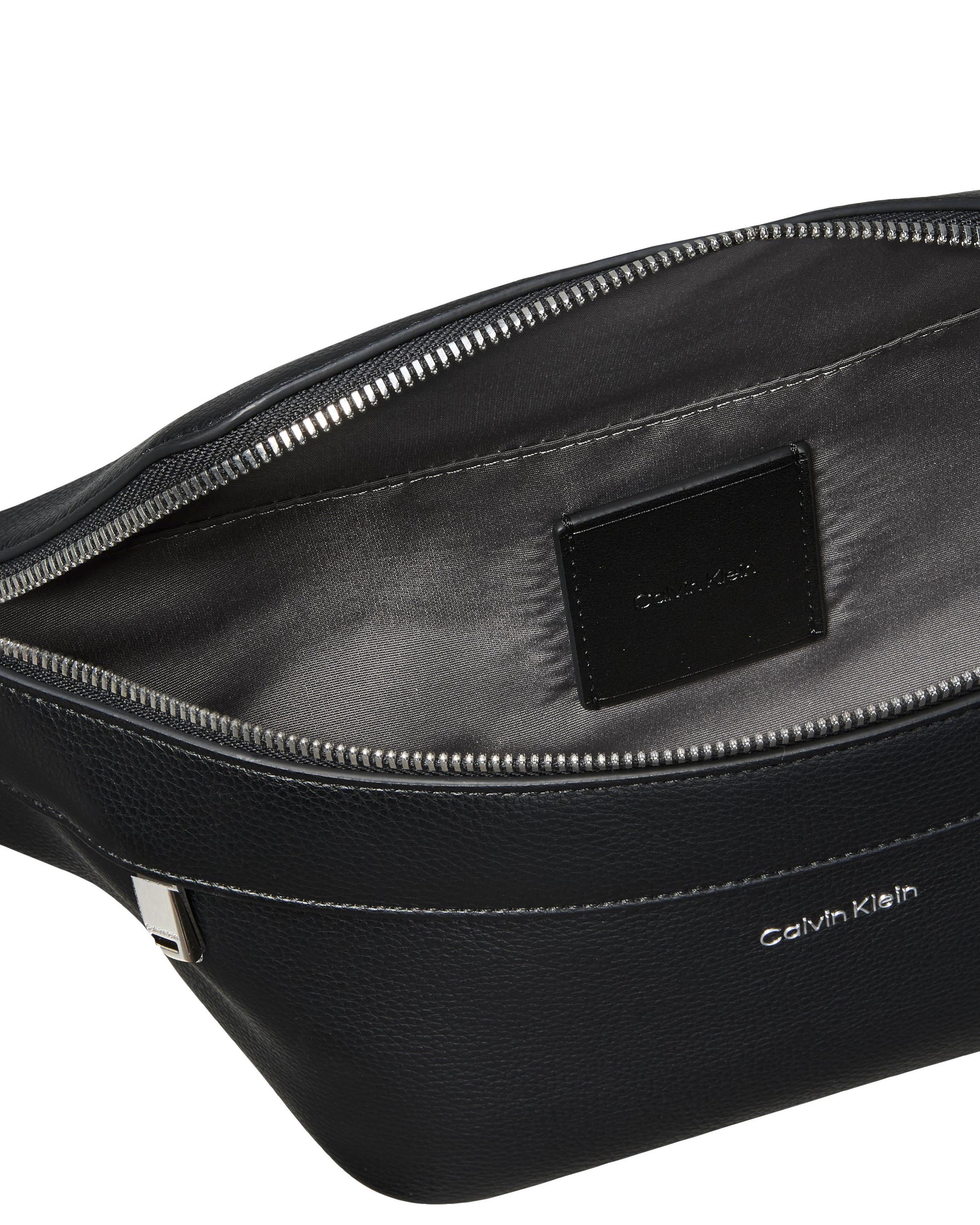 Marsupio Calvin Klein nero in similpelle martellata con logo in rilievo image