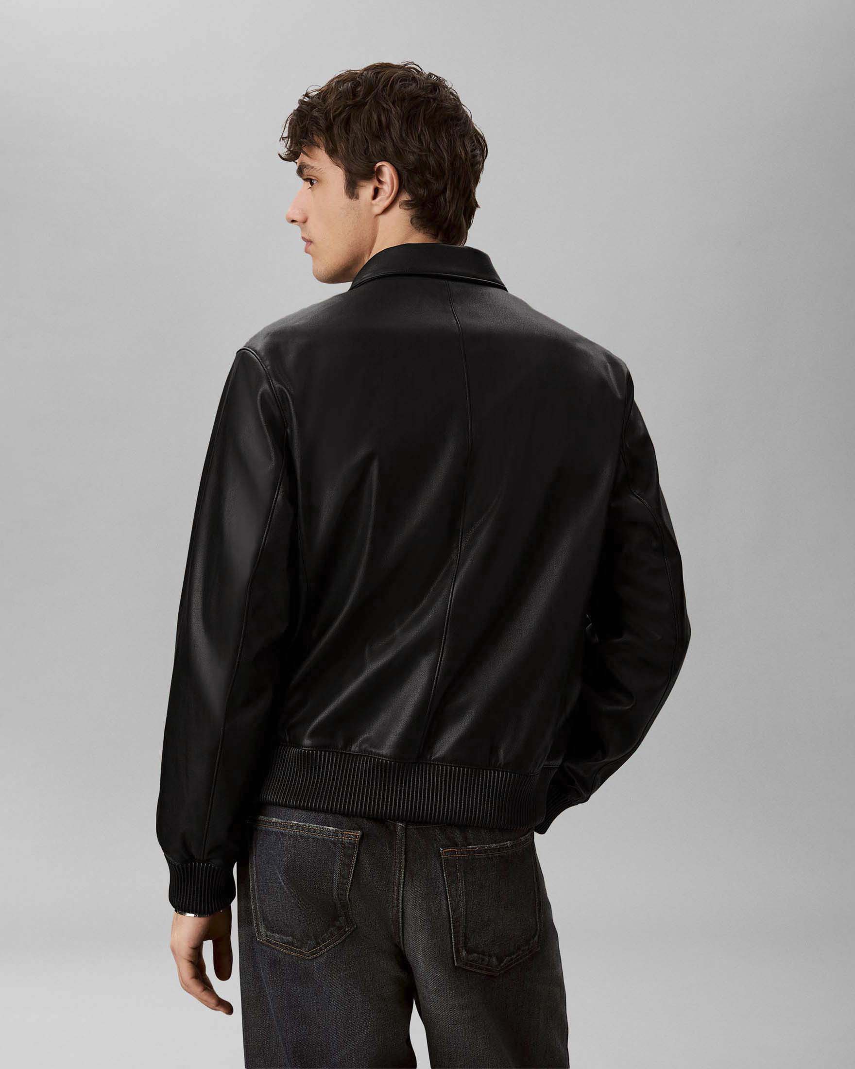 Bomber Calvin Klein nero in similpelle con logo ricamato image