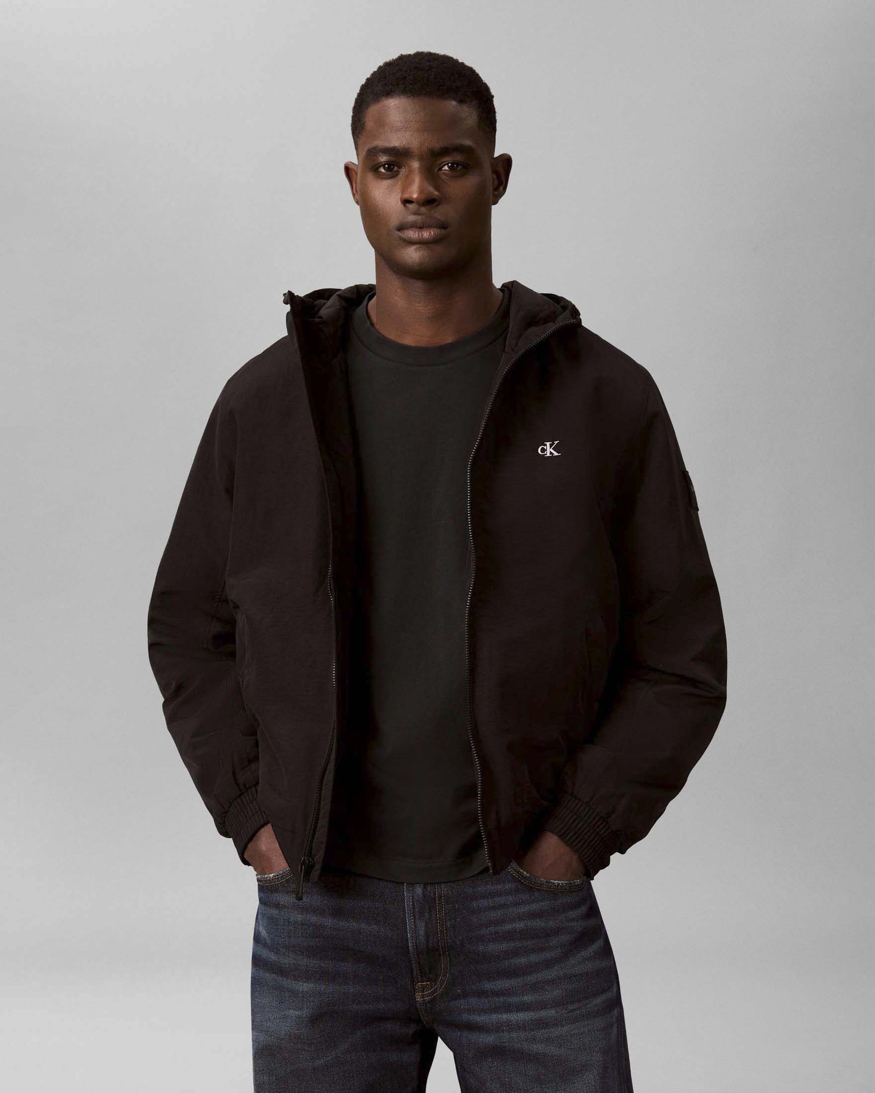 Giubbino con cappuccio Calvin Klein nero in nylon con logo ricamato