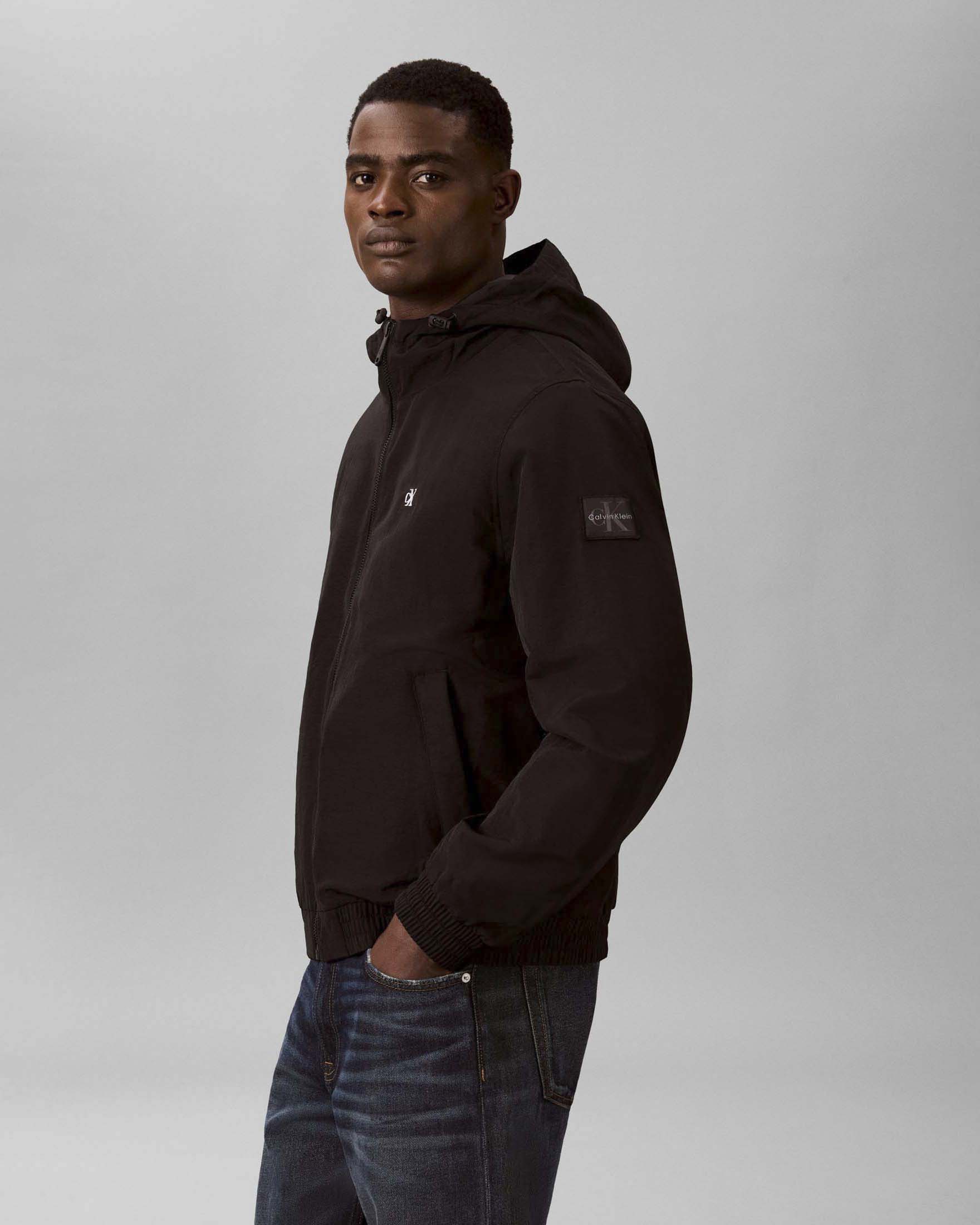 Giubbino con cappuccio Calvin Klein nero in nylon con logo ricamato image