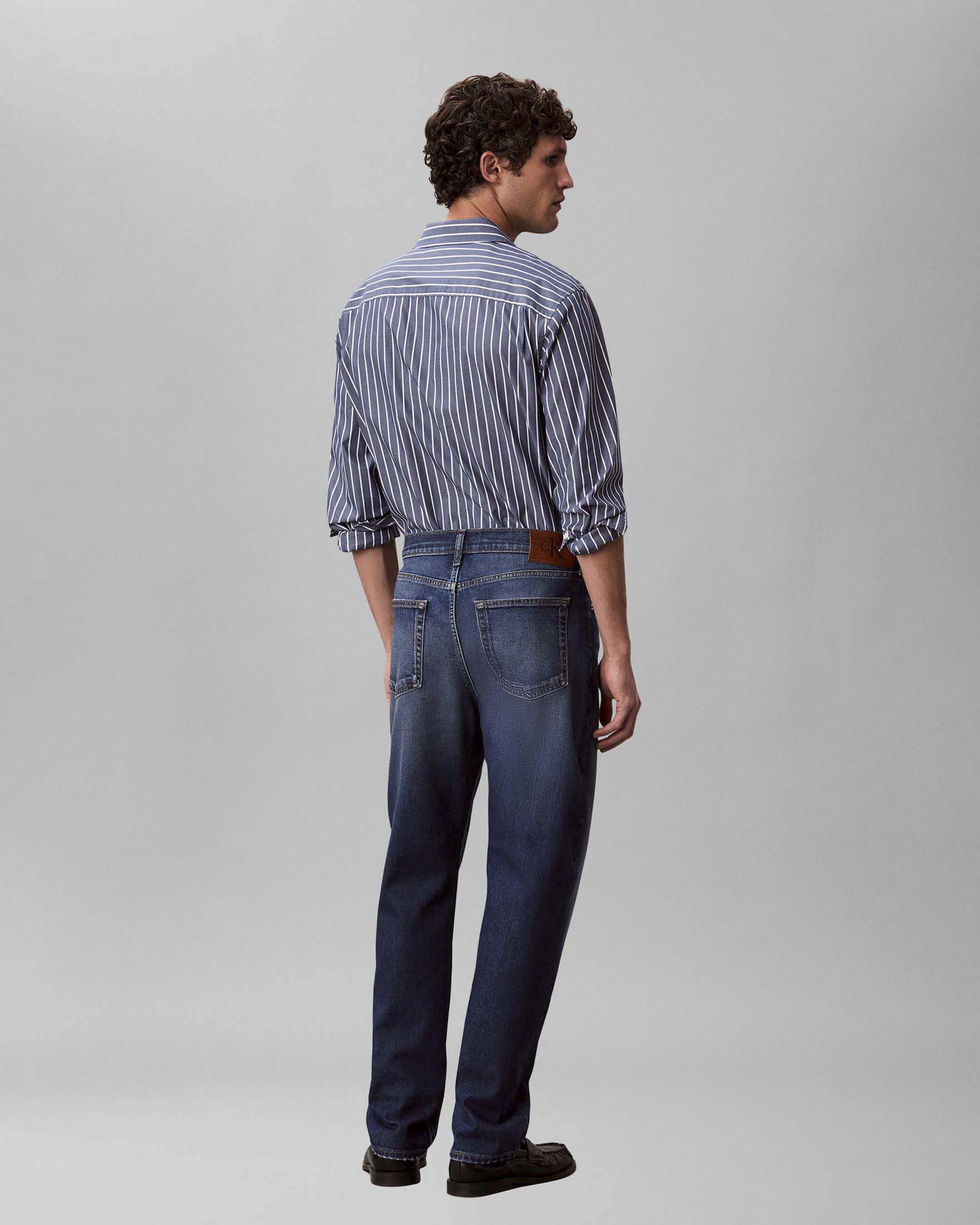 Jeans tapered Calvin Klein Jeans blu lavaggio medio in misto cotone image