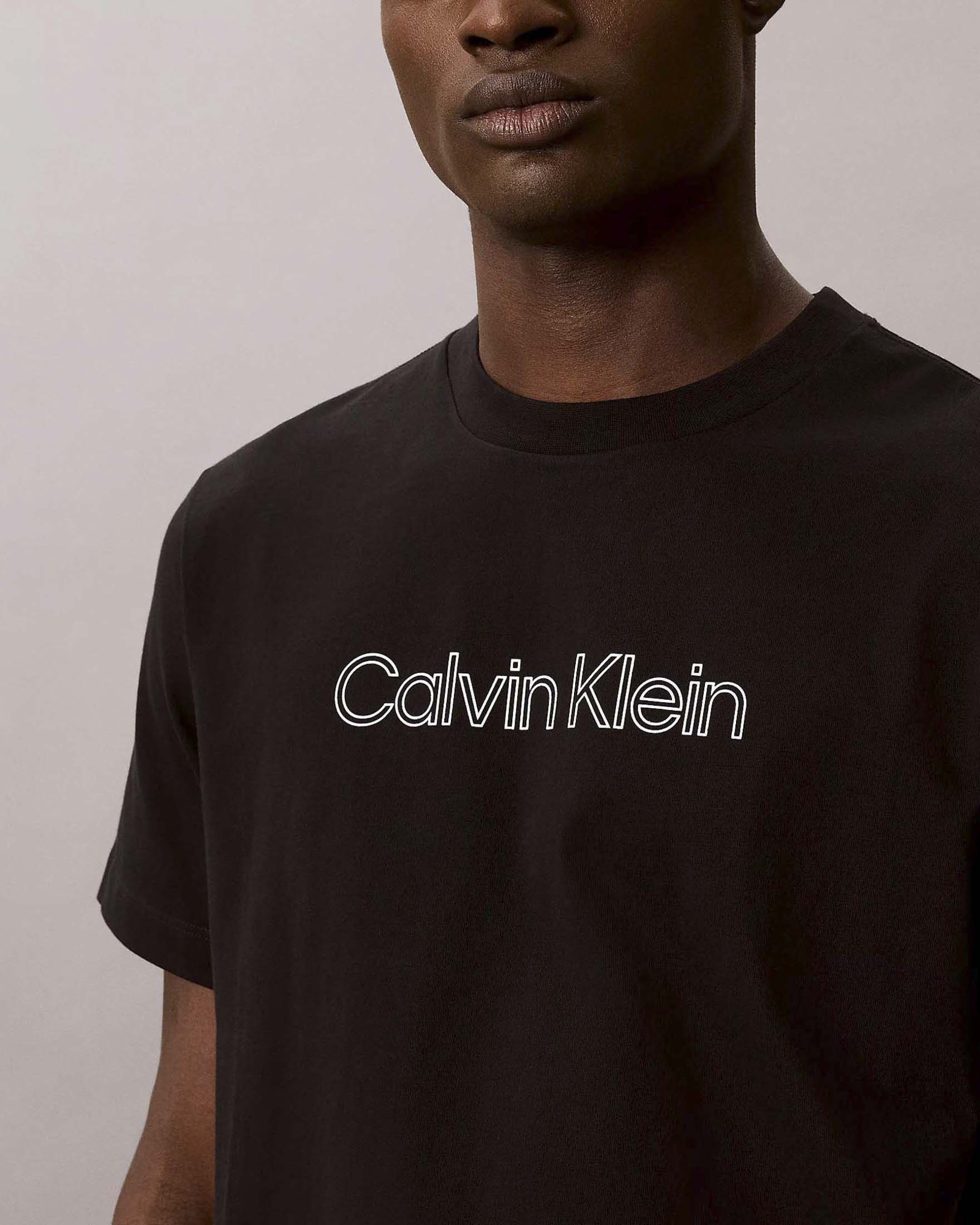 T-shirt mezza manica Calvin Klein nera in cotone con stampa logo a contrasto image