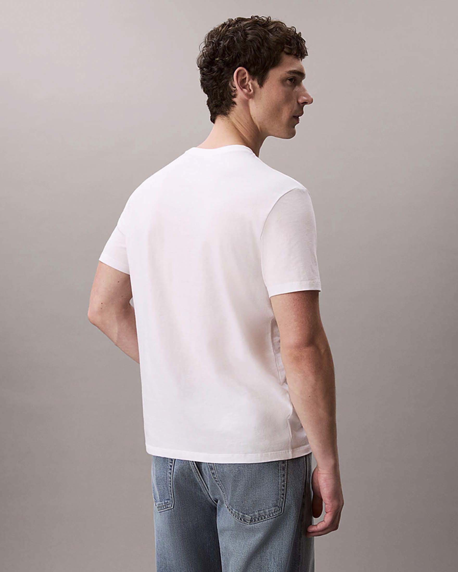 T-shirt Calvin Klein Jeans bianca in cotone con stampa logo centrale image