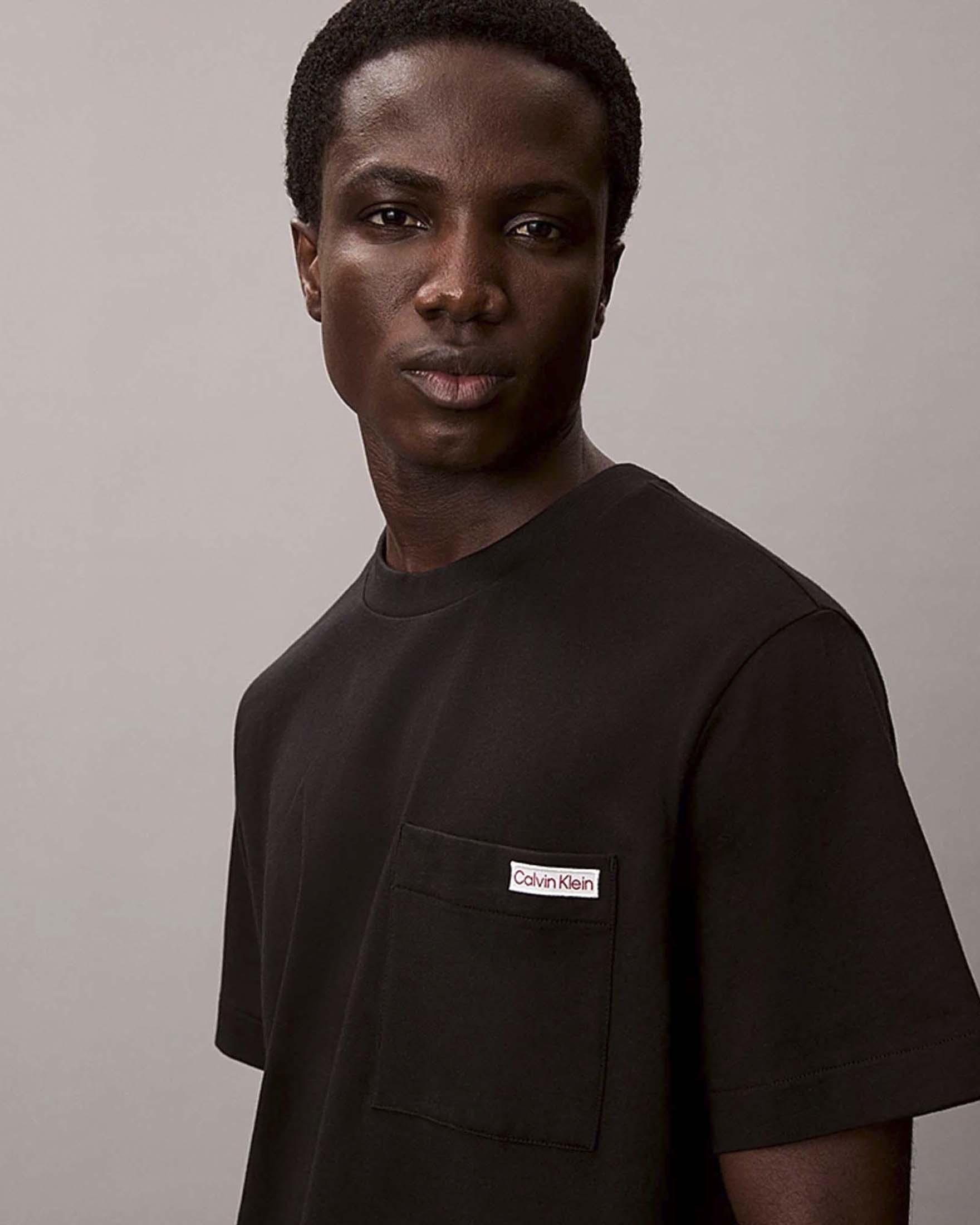 T-shirt mezza manica Calvin Klein Jeans nera in cotone con taschino image