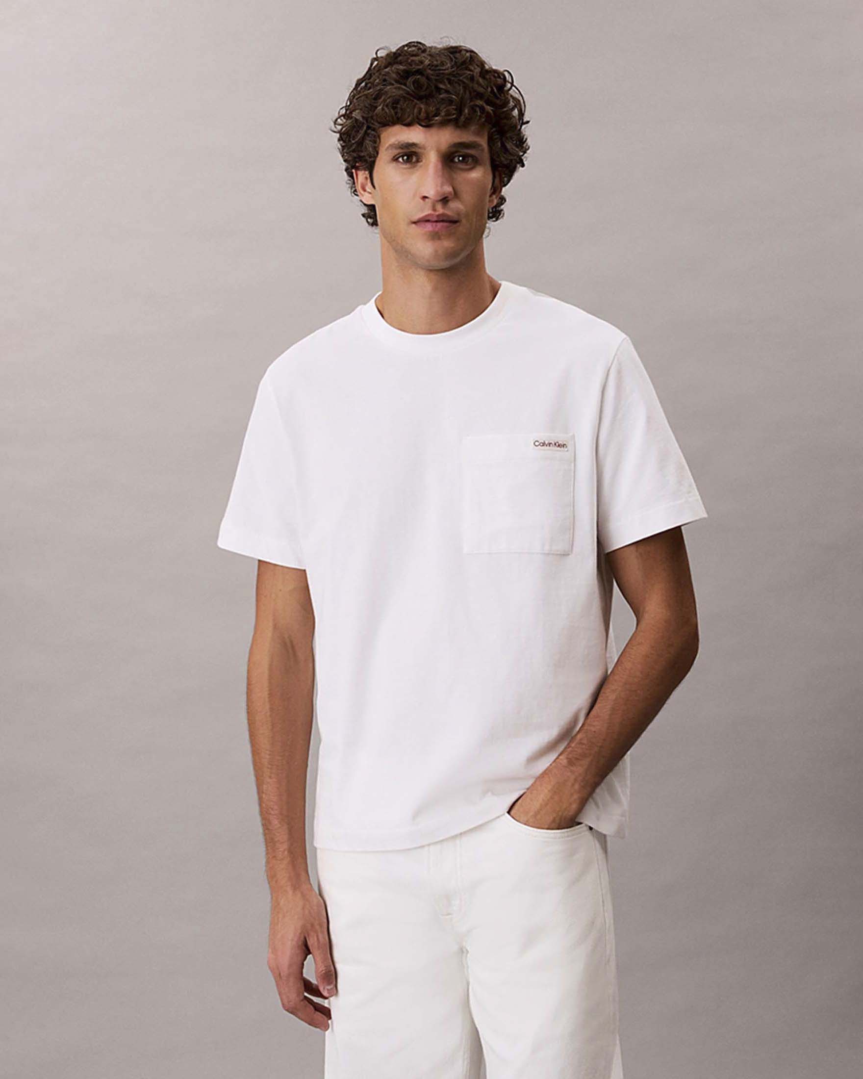 T-shirt Calvin Klein Jeans bianca in cotone con taschino e logo ricamato