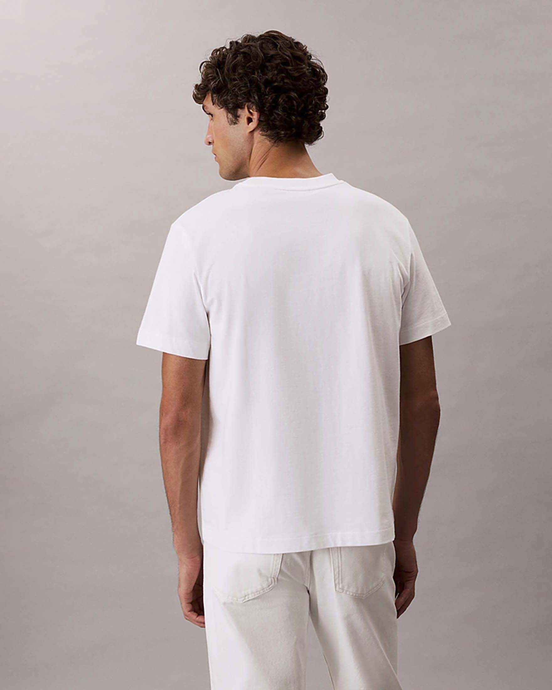T-shirt Calvin Klein Jeans bianca in cotone con taschino e logo ricamato image