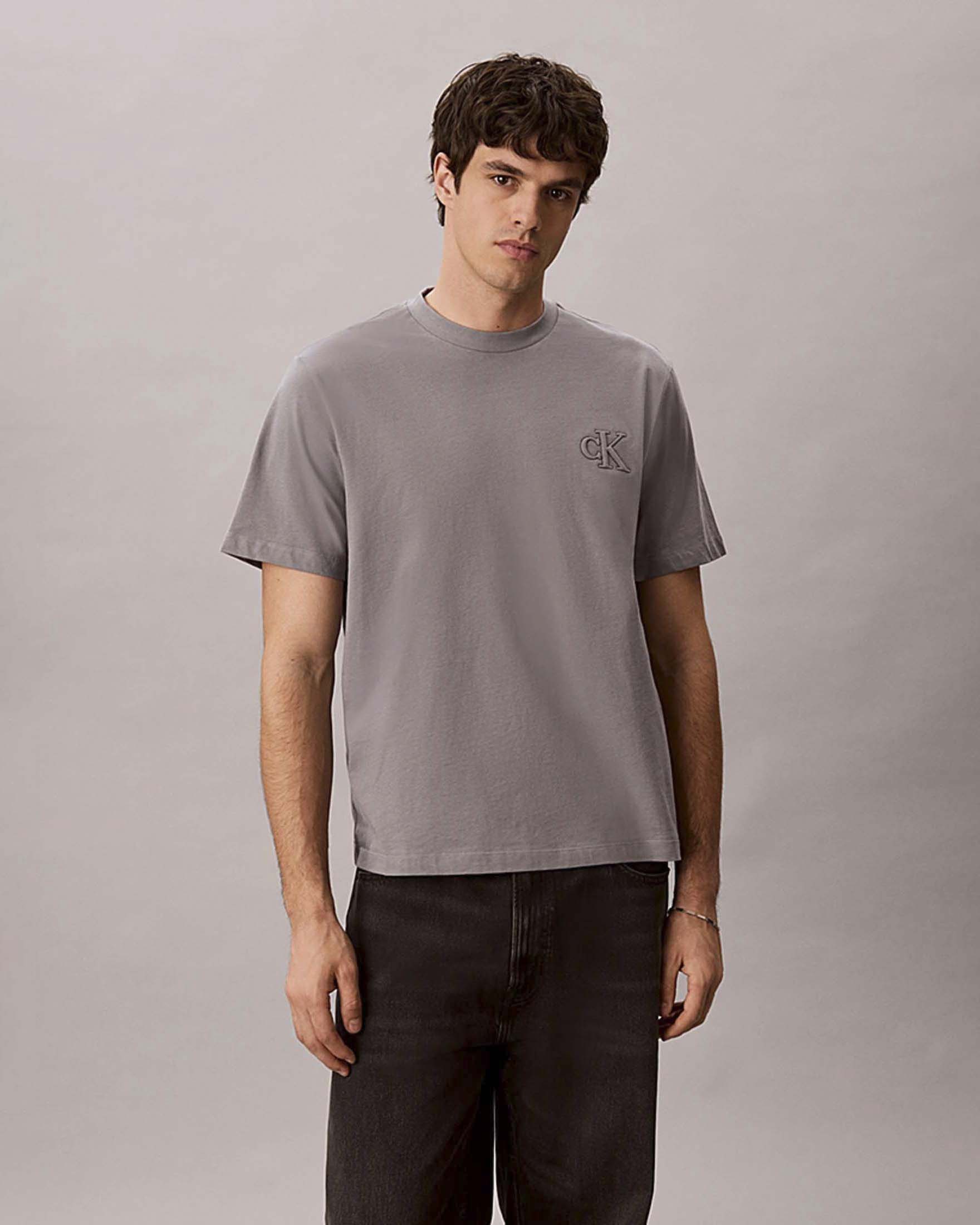T-shirt Calvin Klein Jeans grigia in cotone con logo monogramma ricamato