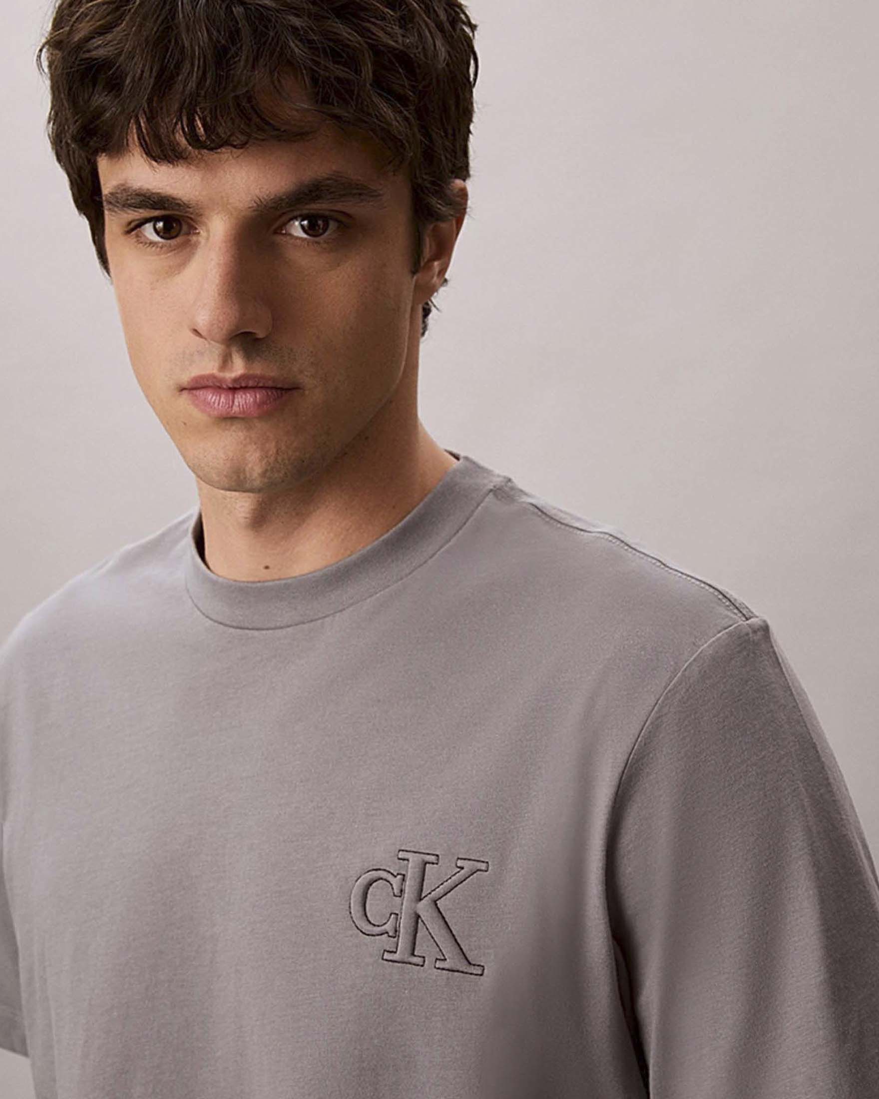 T-shirt Calvin Klein Jeans grigia in cotone con logo monogramma ricamato image