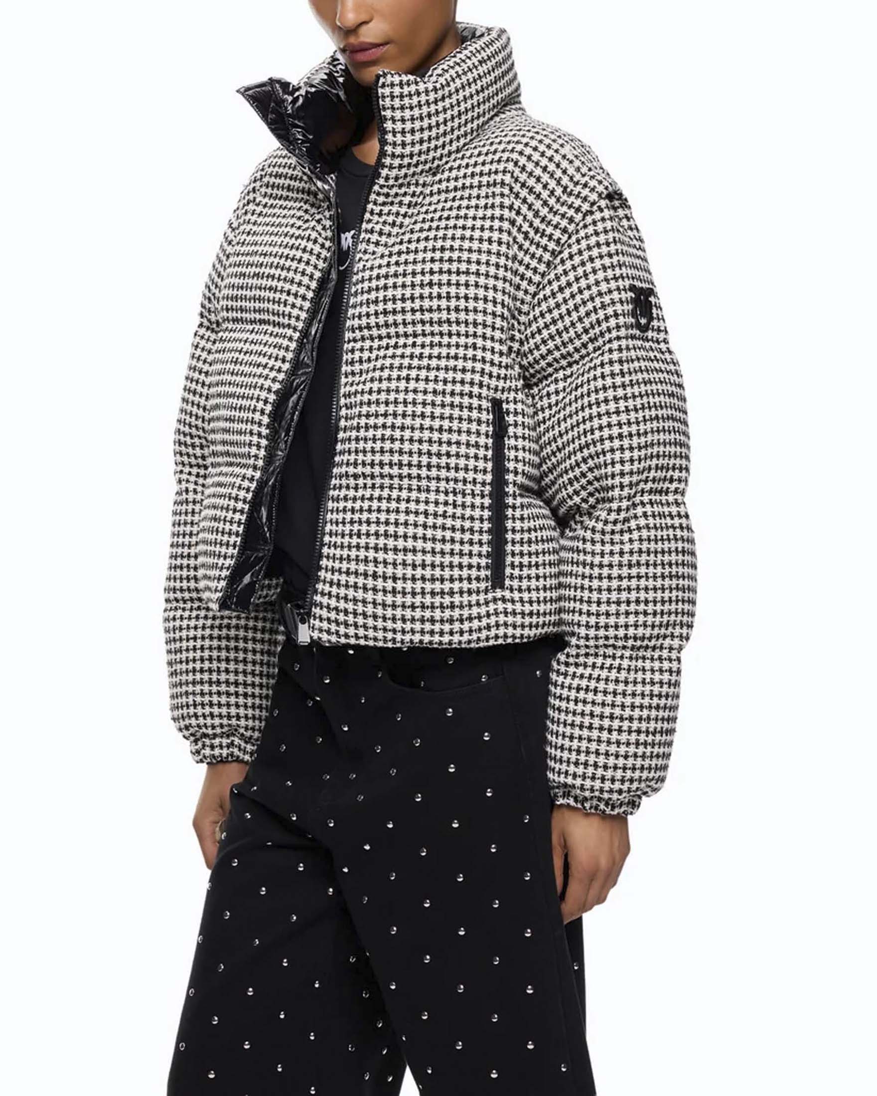 Piumino Pinko in tweed Vichy nero e bianco con maniche removibili