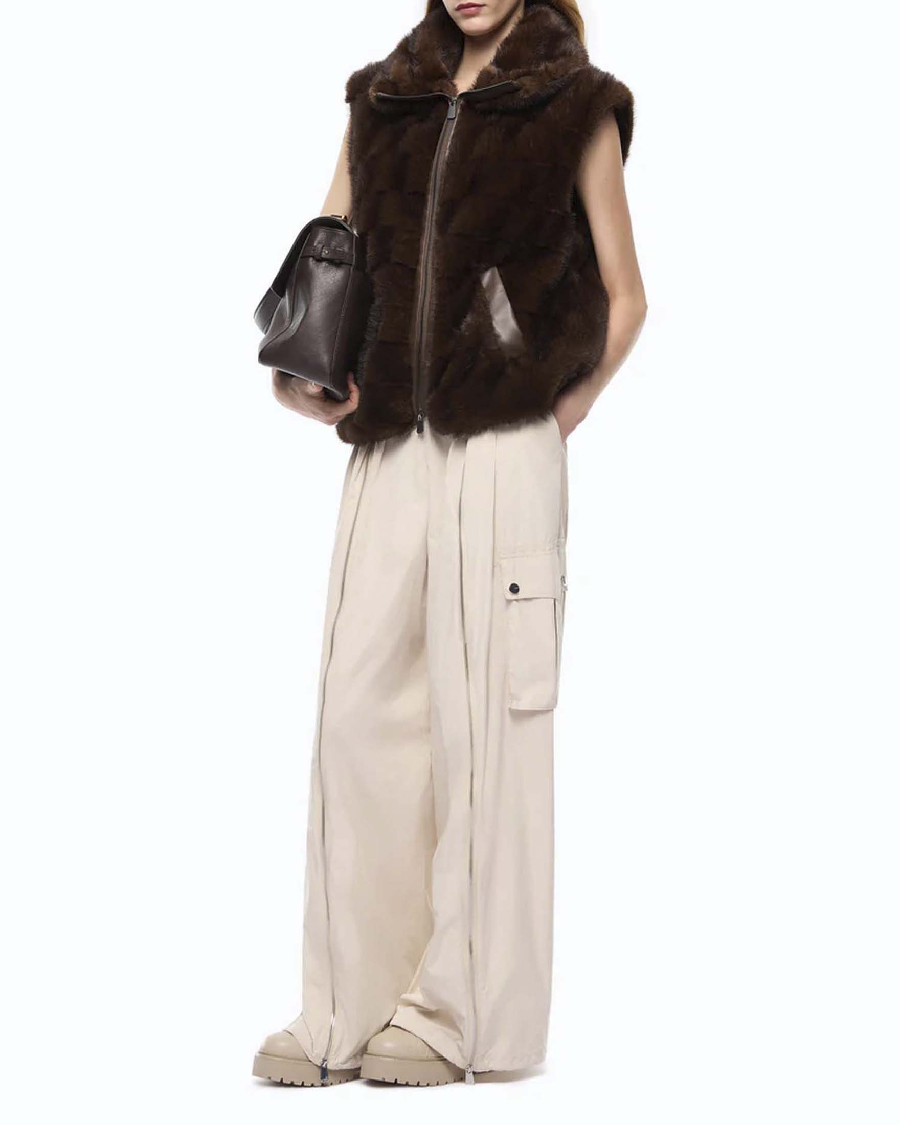 Gilet Pinko marrone effetto ecopelliccia con collo alto e chiusura zip frontale image