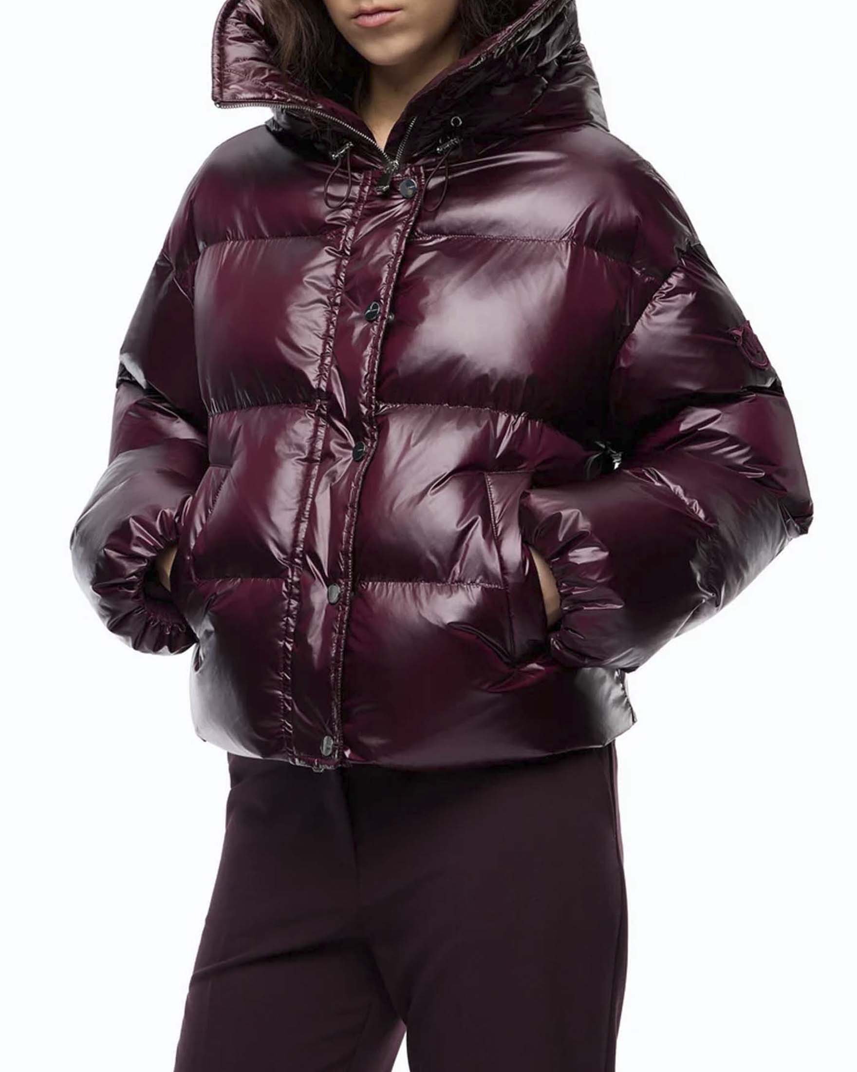 Piumino corto Pinko bordeaux in tela tecnica effettu lucido con cappuccio avvolgente e tasche frontali