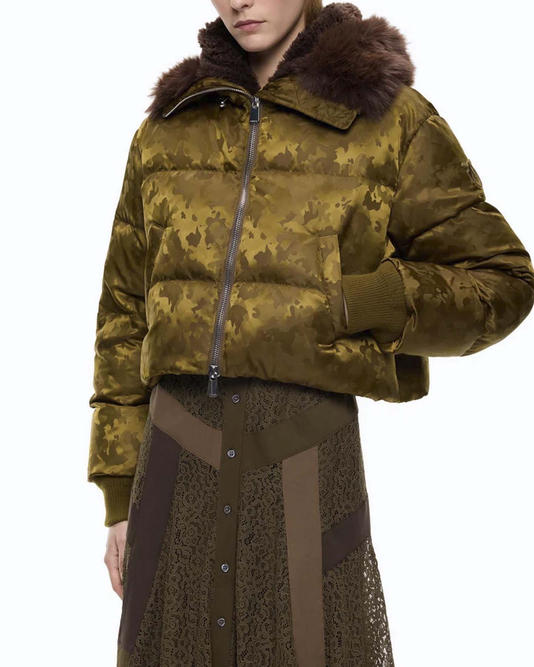 Piumino corto jacquard Pinko verde militare effetto camouflage con cappuccio in ecopelliccia