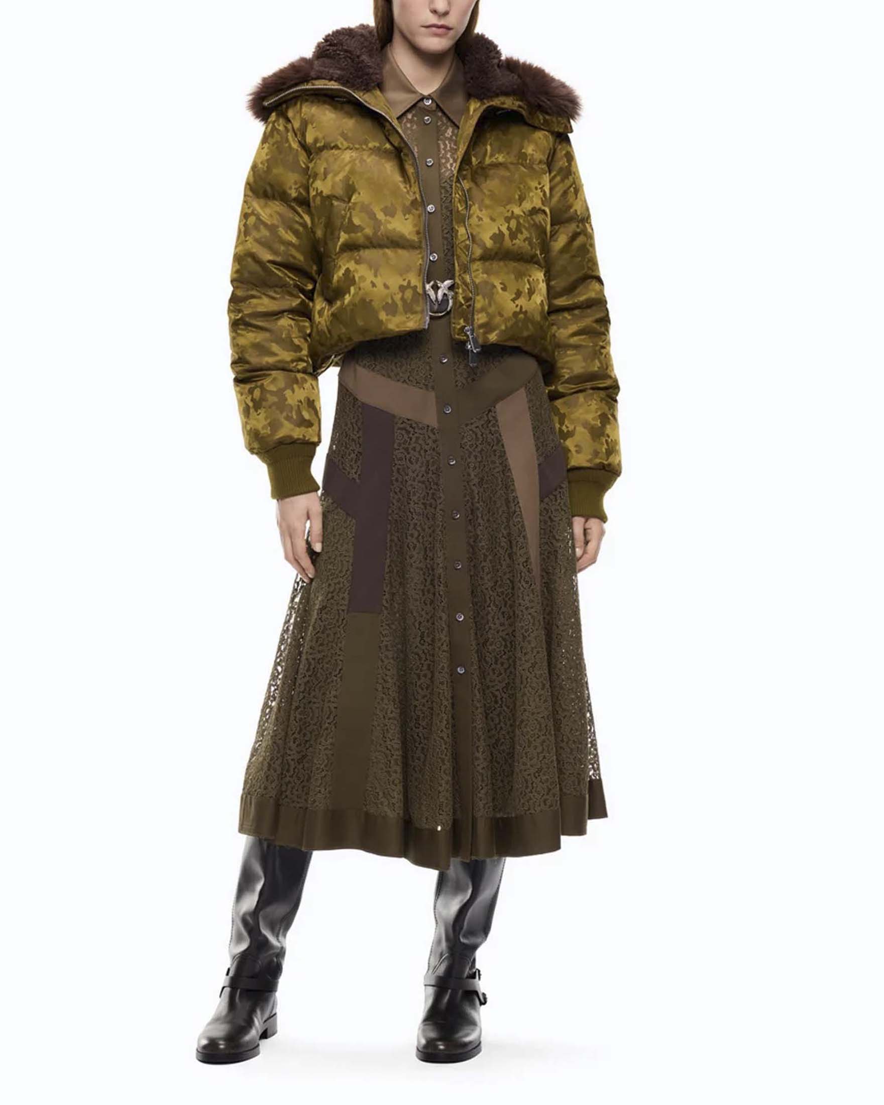 Piumino corto jacquard Pinko verde militare effetto camouflage con cappuccio in ecopelliccia image