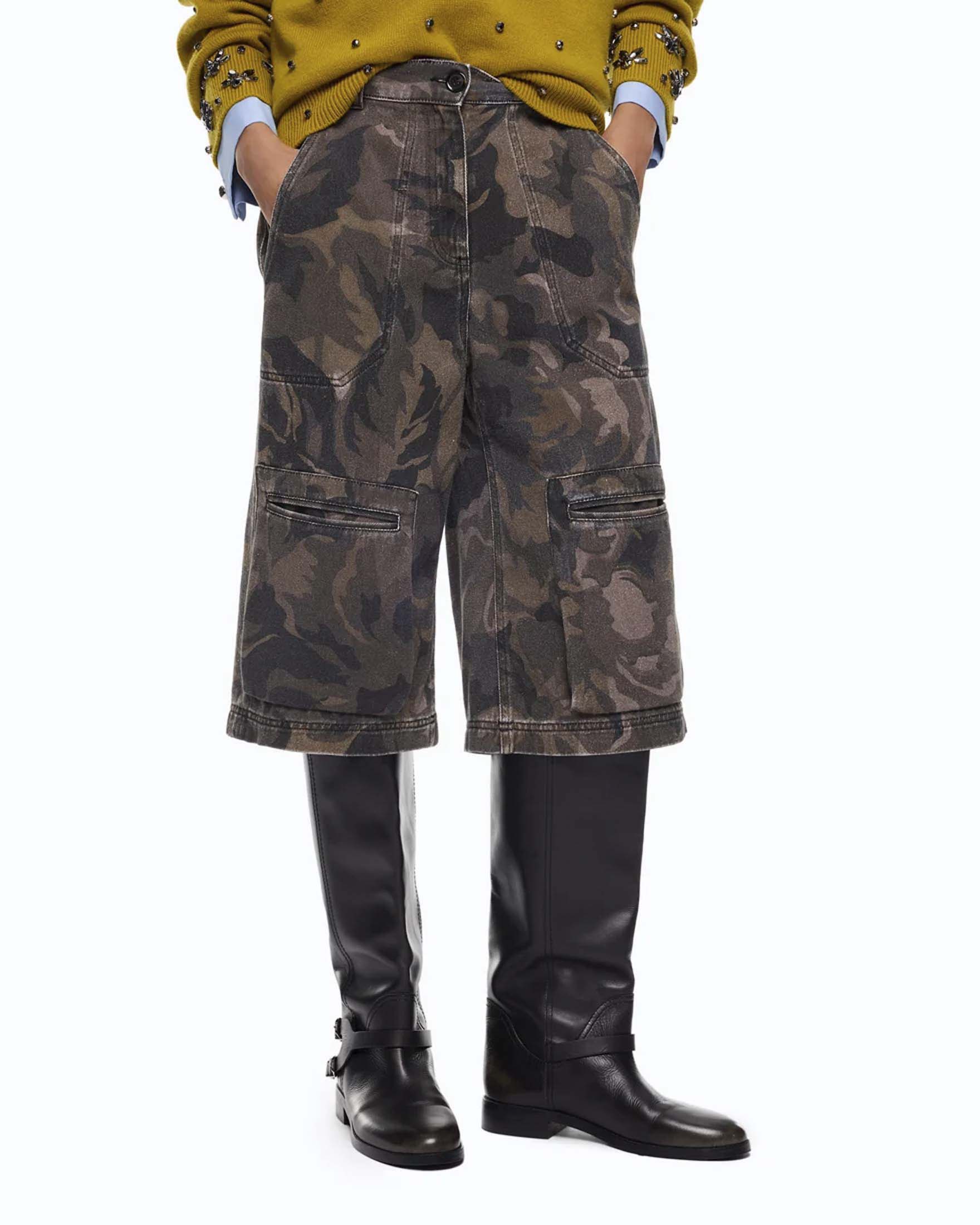 Bermuda Pinko color khaki in gabardina di cotone con stampa camouflage floreale e tasche utility image