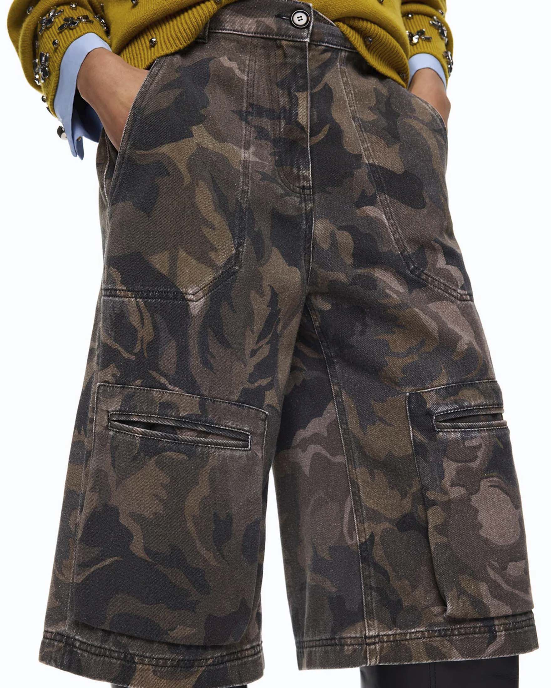 Bermuda Pinko color khaki in gabardina di cotone con stampa camouflage floreale e tasche utility