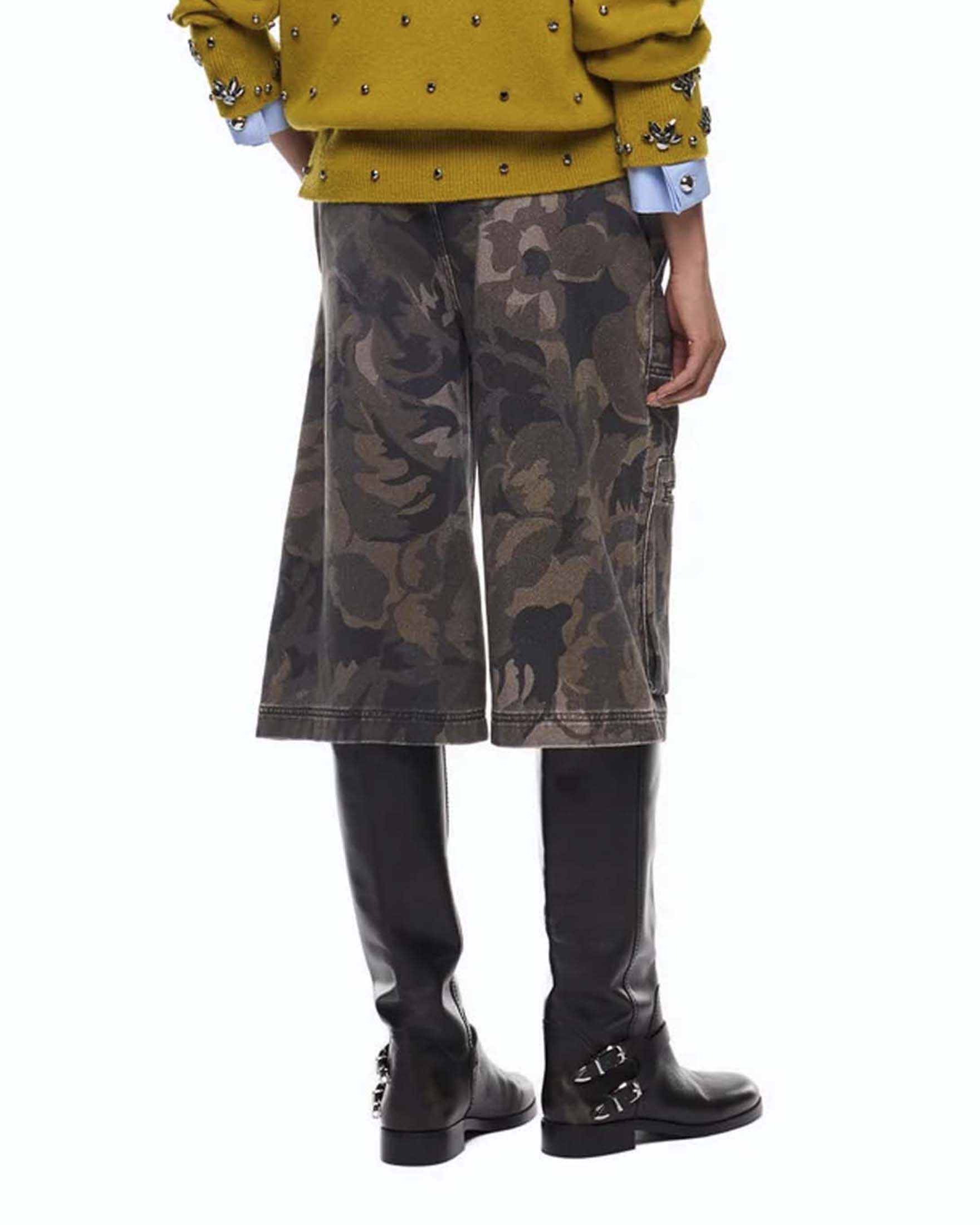 Bermuda Pinko color khaki in gabardina di cotone con stampa camouflage floreale e tasche utility