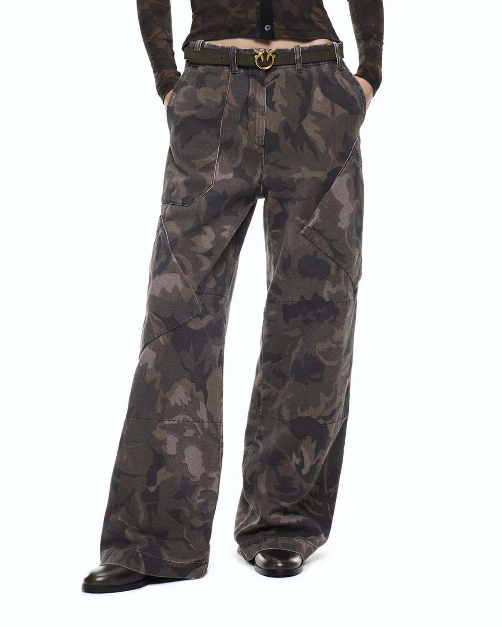 Pantaloni cargo Pinko color khaki in gabardina con stampa camouflage floreale e tasche utility