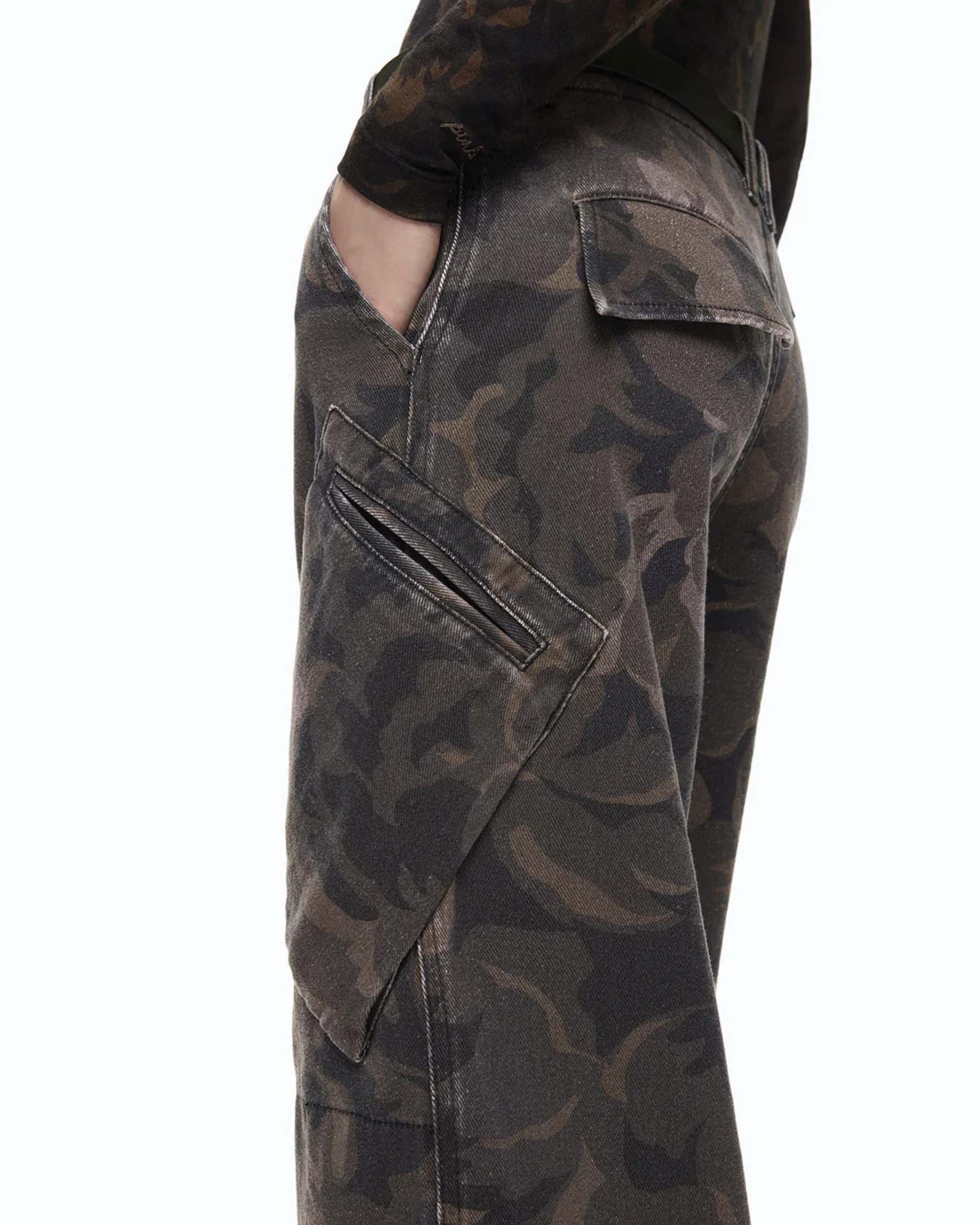 Pantaloni cargo Pinko color khaki in gabardina con stampa camouflage floreale e tasche utility