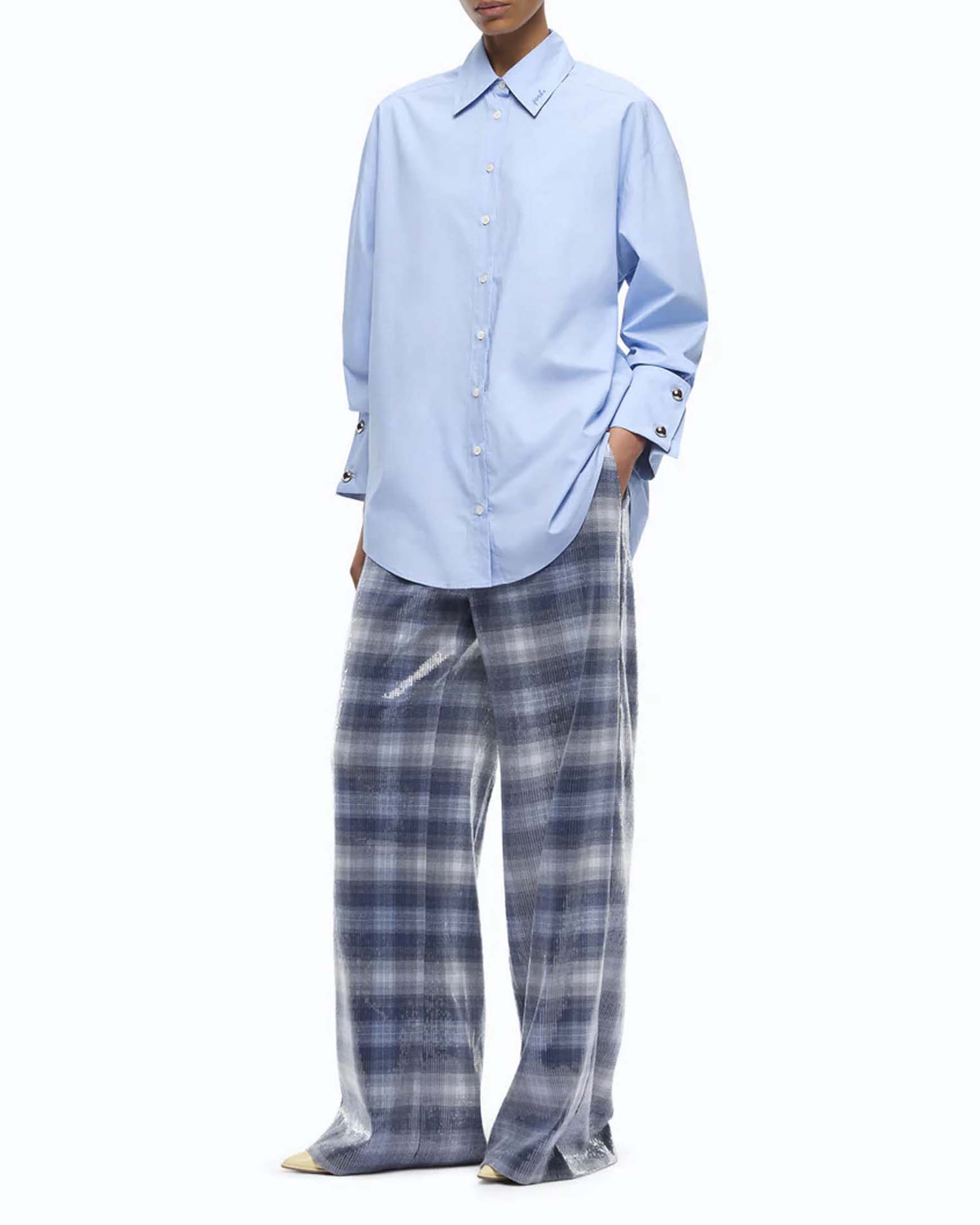 Camicia over Pinko azzurra in popeline di cotone con dettagli gioiello e scritta a contrasto sul retro