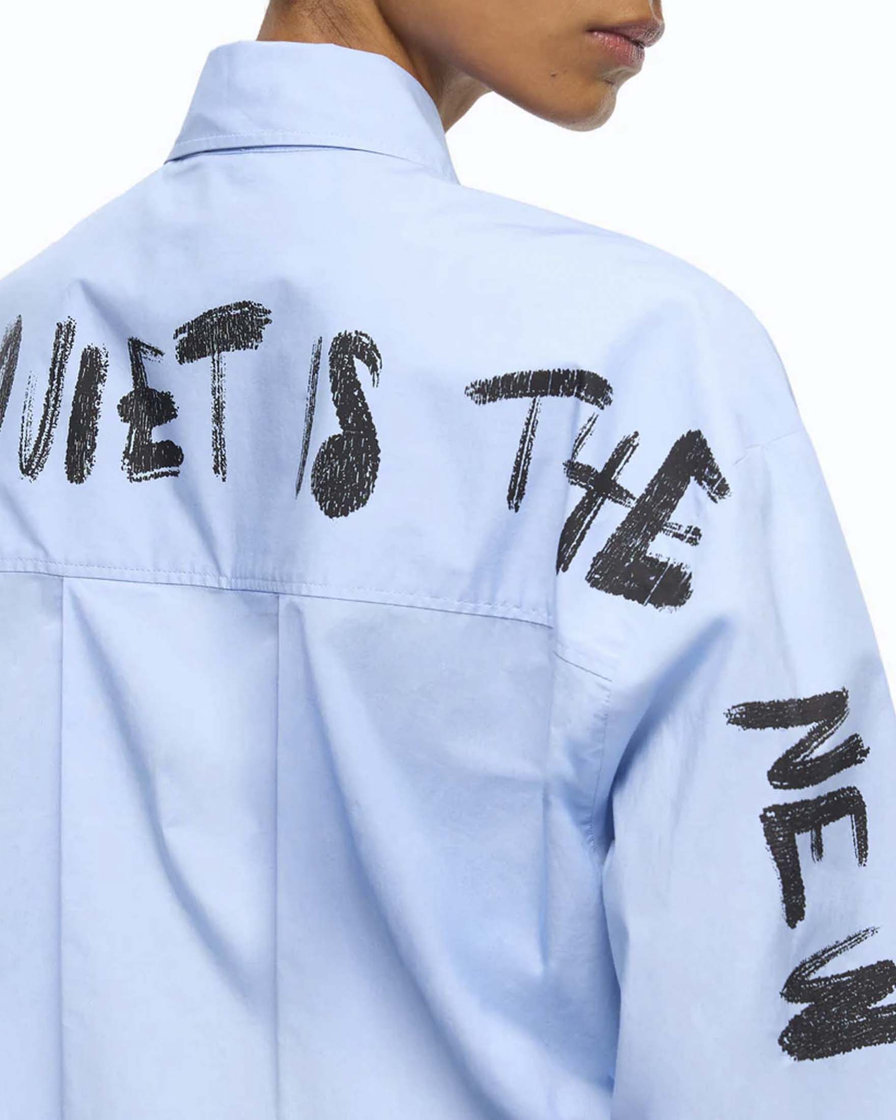 Camicia over Pinko azzurra in popeline di cotone con dettagli gioiello e scritta a contrasto sul retro