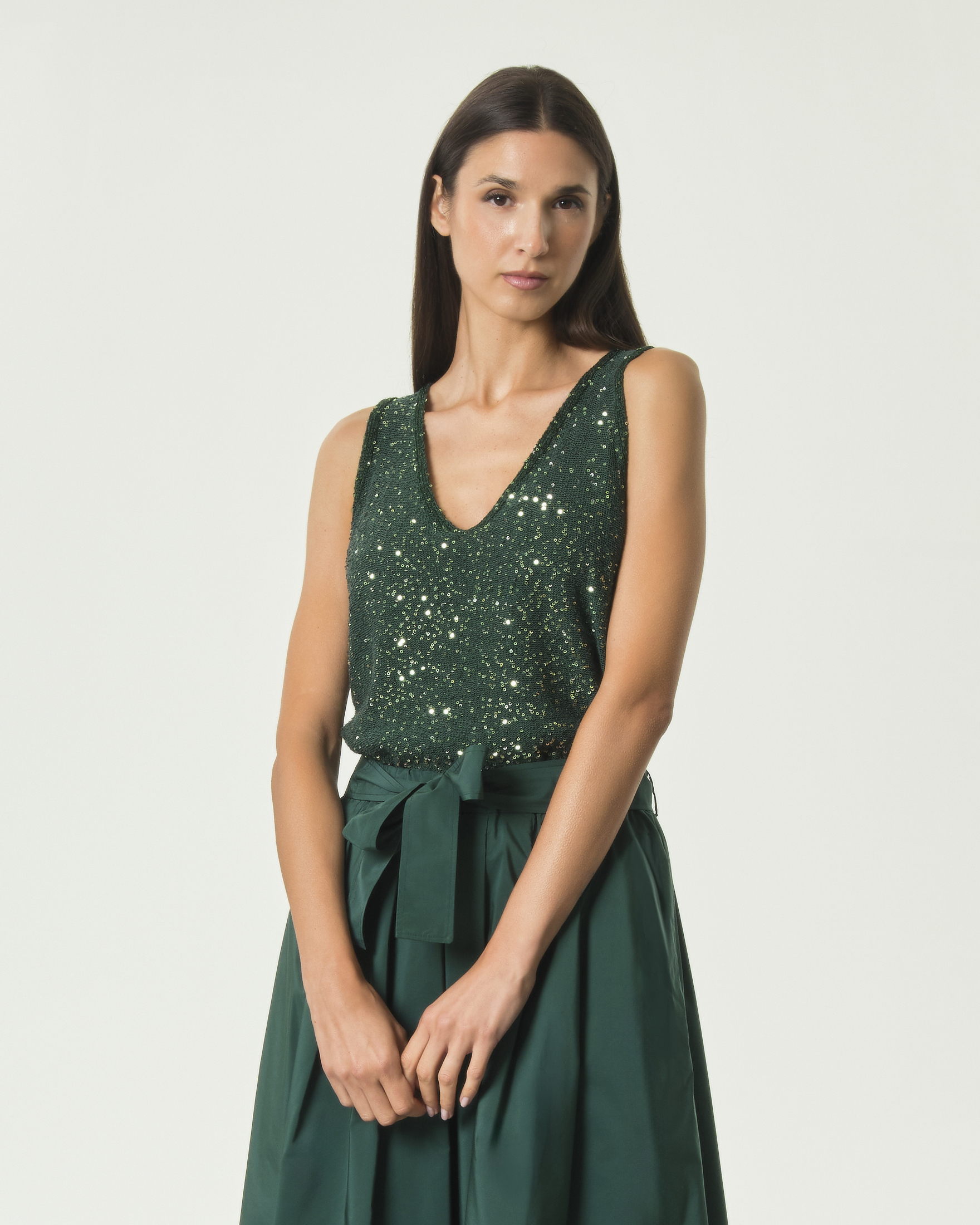 Maglia smanicata Weekend Max Mara verde scuro con micro paillettes e scollo a V