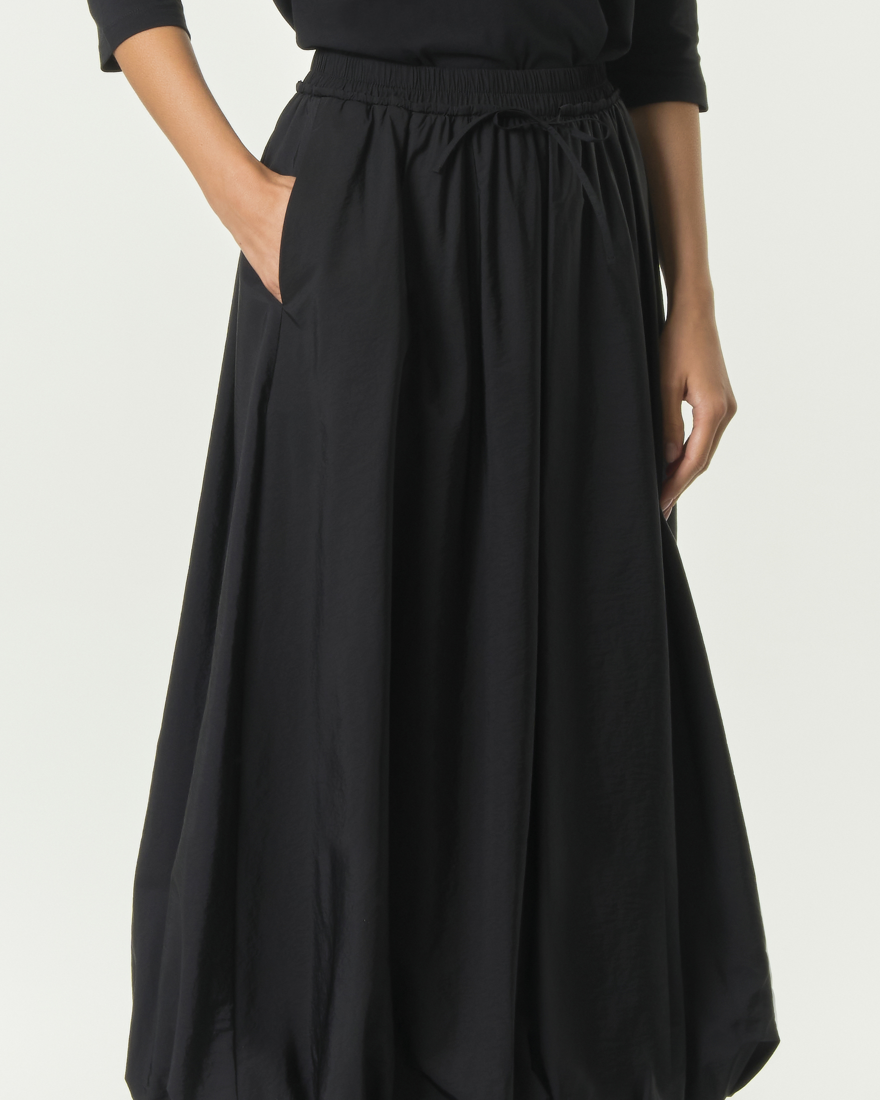 Gonna lunga Weekend Max Mara nera a palloncino in tela antigoccia image