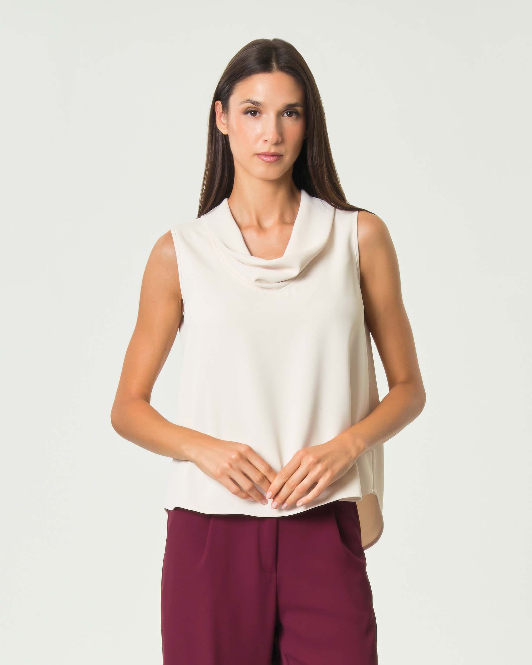 Blusa smanicata Hlo! color panna in tessuto crêpe con collo a ciambella e chiusura a goccia sul retro