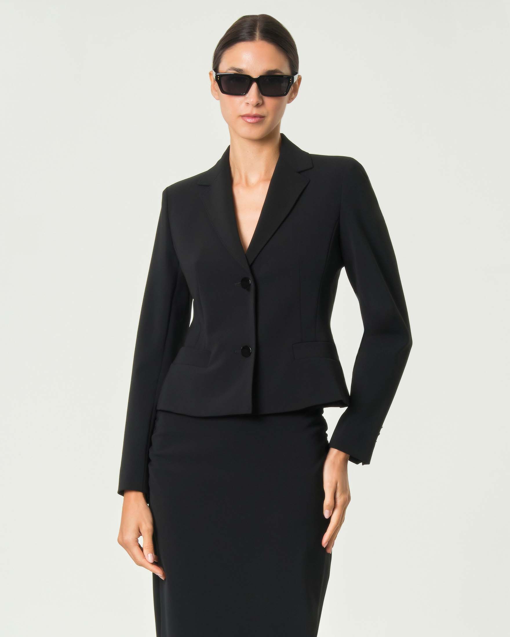 Blazer corto monopetto Max Mara Studio nero in cady tecnico sfiancato con tasche a filetto