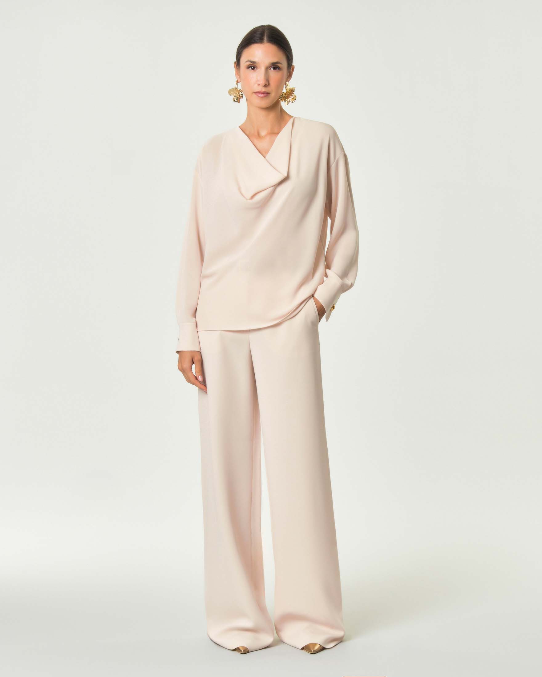 Pantaloni a palazzo Max Mara Studio cipria in cady tecnico con cintura abbinata e tasche a filetto