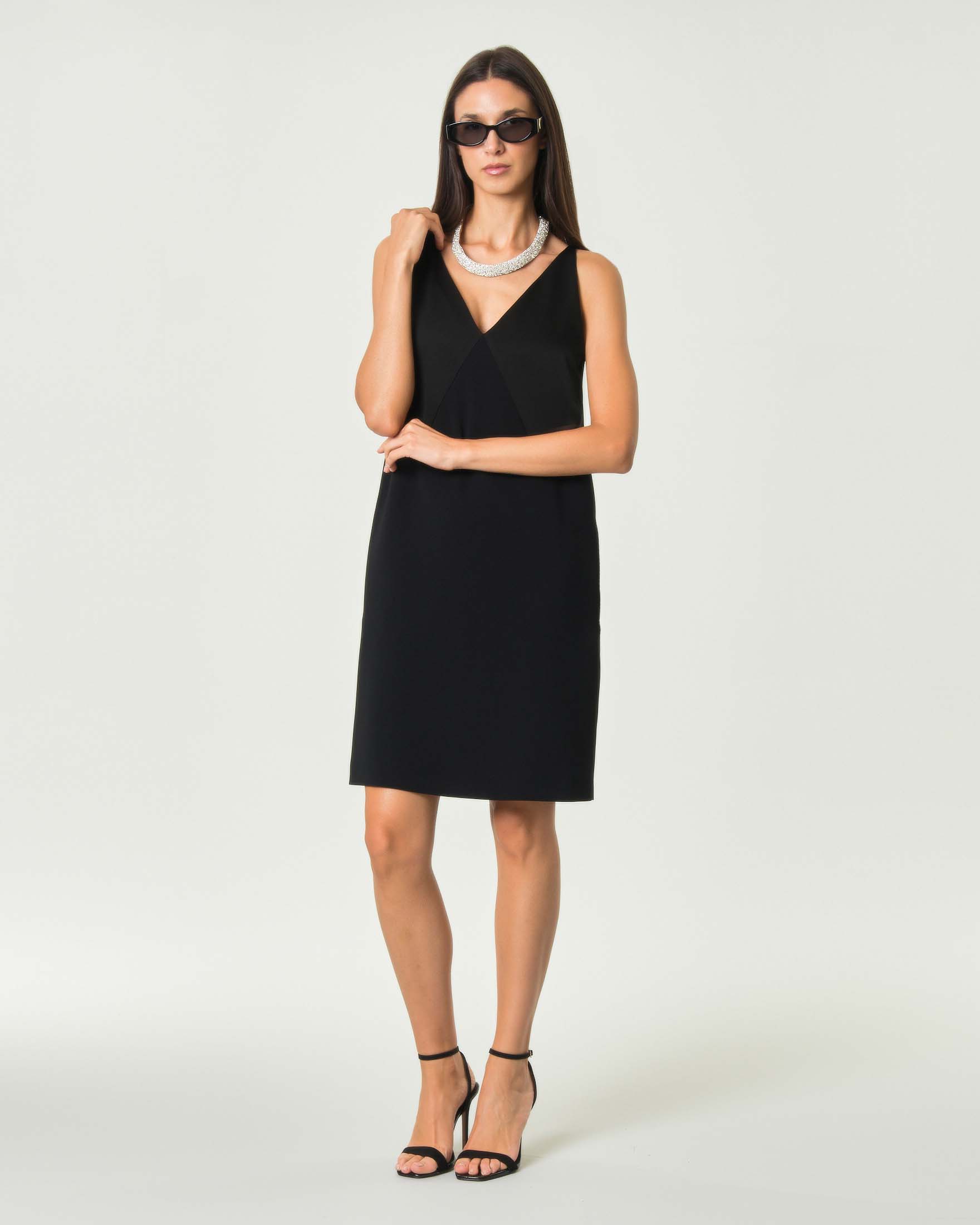 Abito corto smanicato Max Mara Studio nero in cady tecnico con intarsi sul décolleté e scollo a V