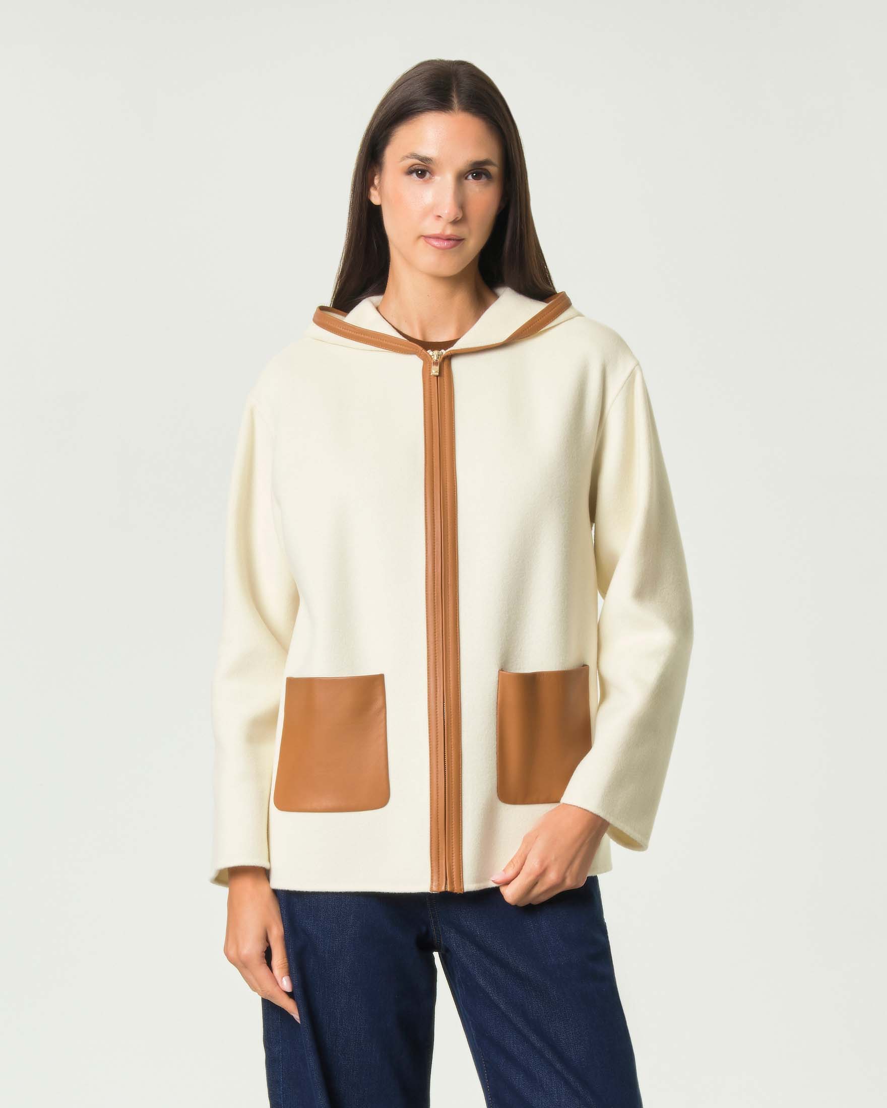 Giaccone corto Max Mara Studio panna in lana con cappuccio e dettagli in pelle color cuoio